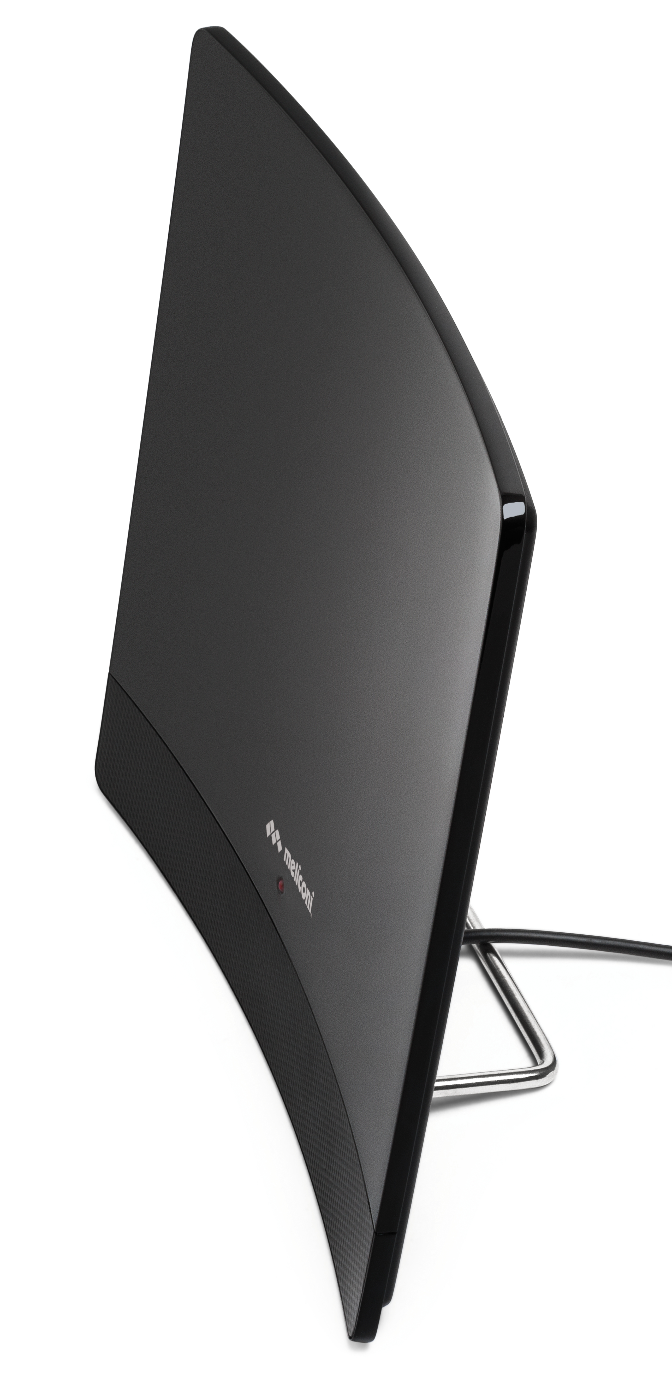 Una antena negra y curva con soporte metálico y cable sobre fondo blanco.