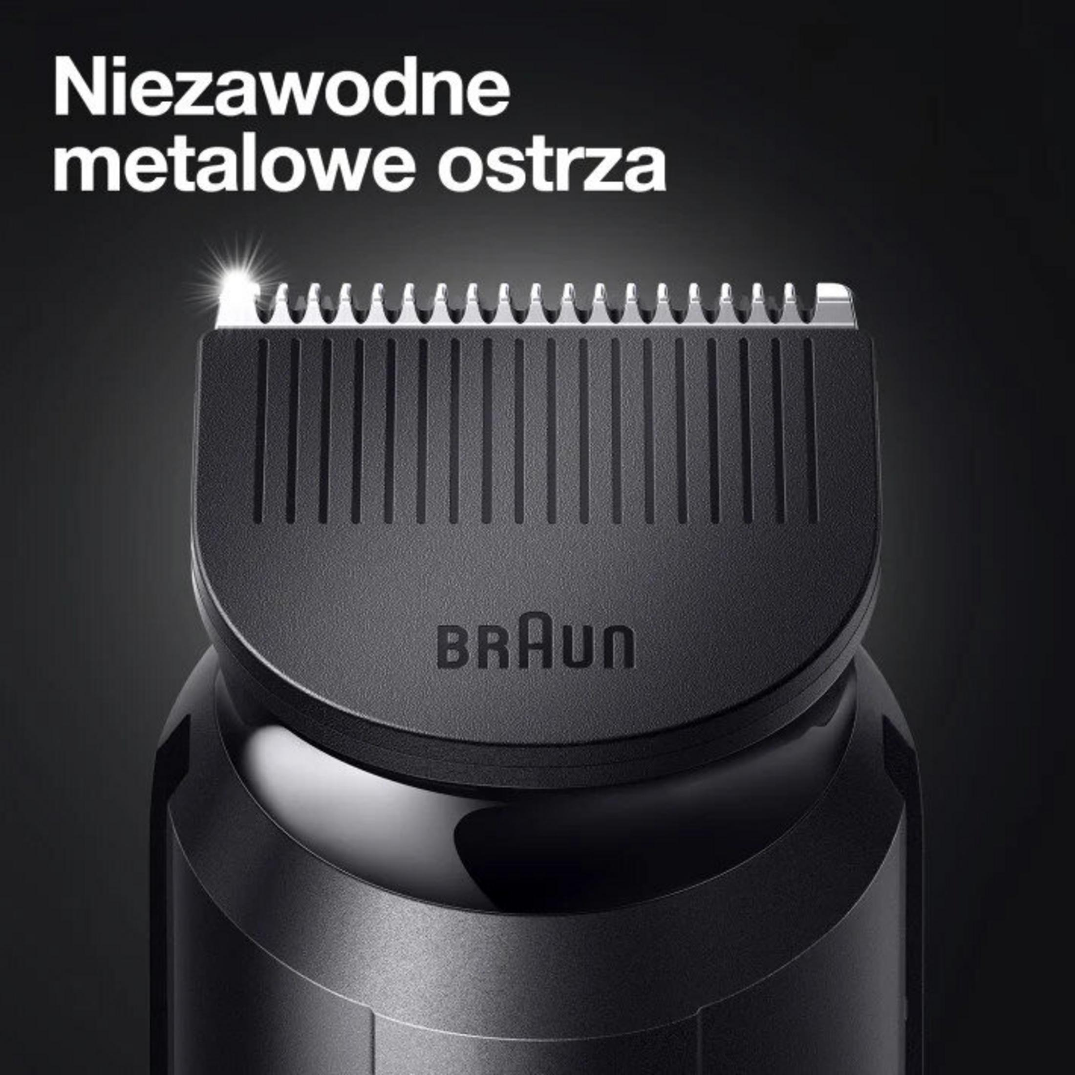 Metal bıçaklı siyah Braun tıraş makinesinin yakın çekimi.