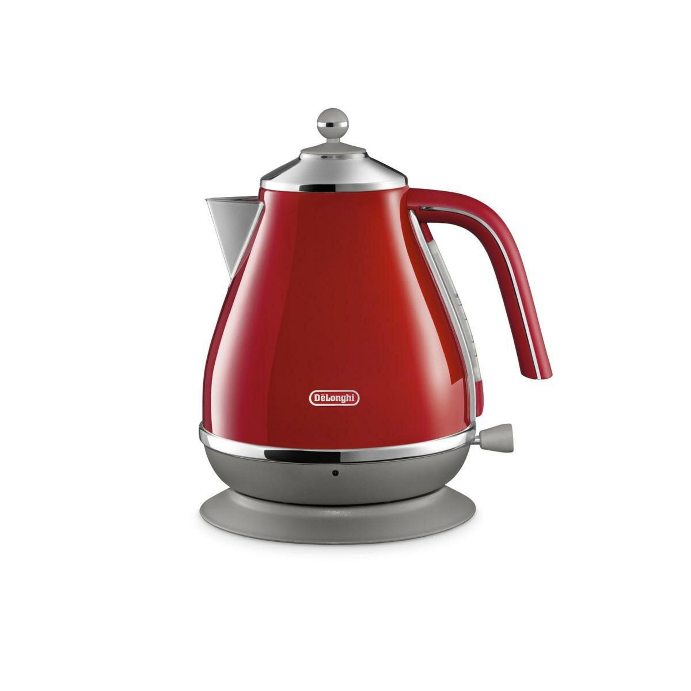 Czerwony czajnik DeLonghi z srebrną pokrywką i uchwytem na szarej podstawie.