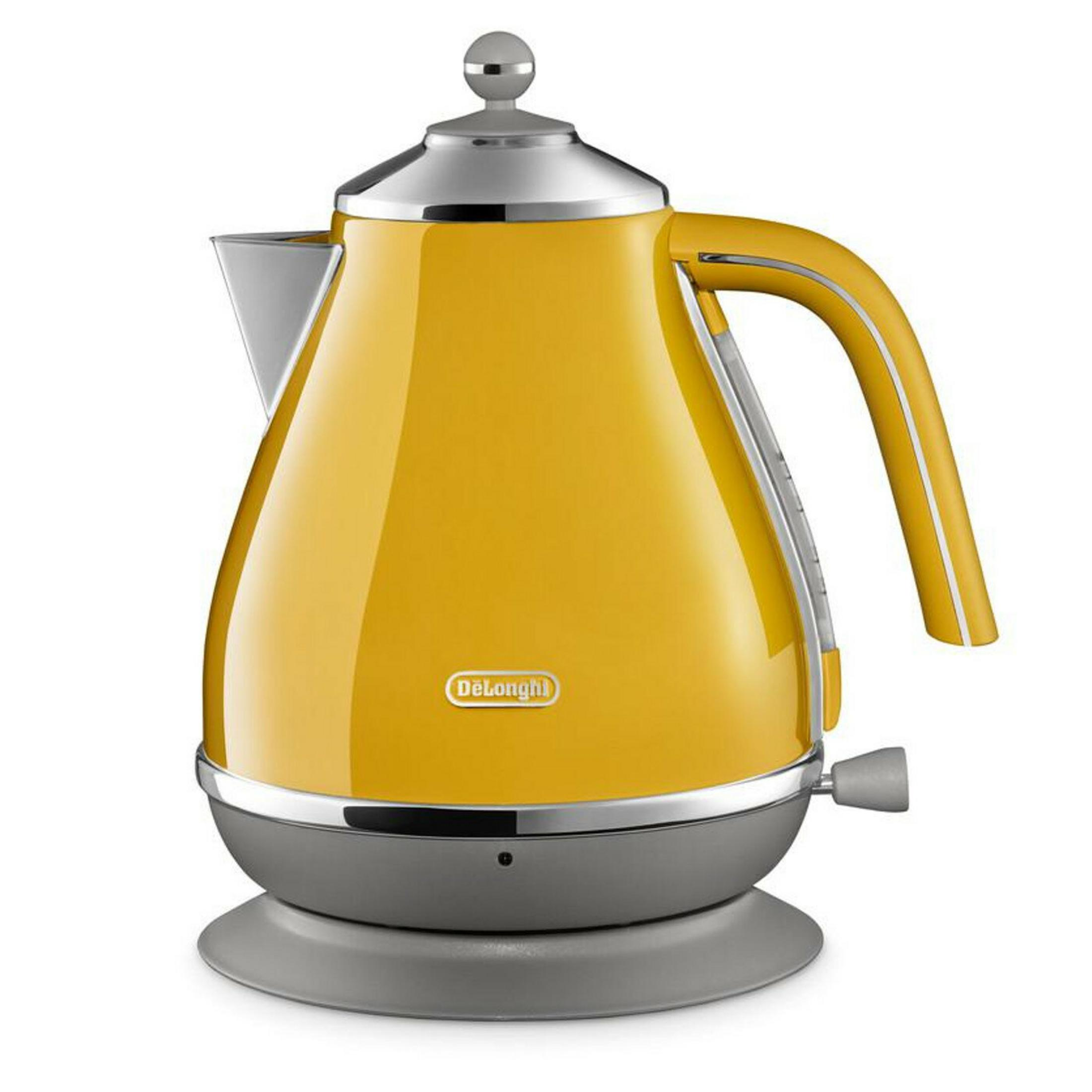 Un bollitore elettrico giallo con accenti argentati poggia su una base grigia.