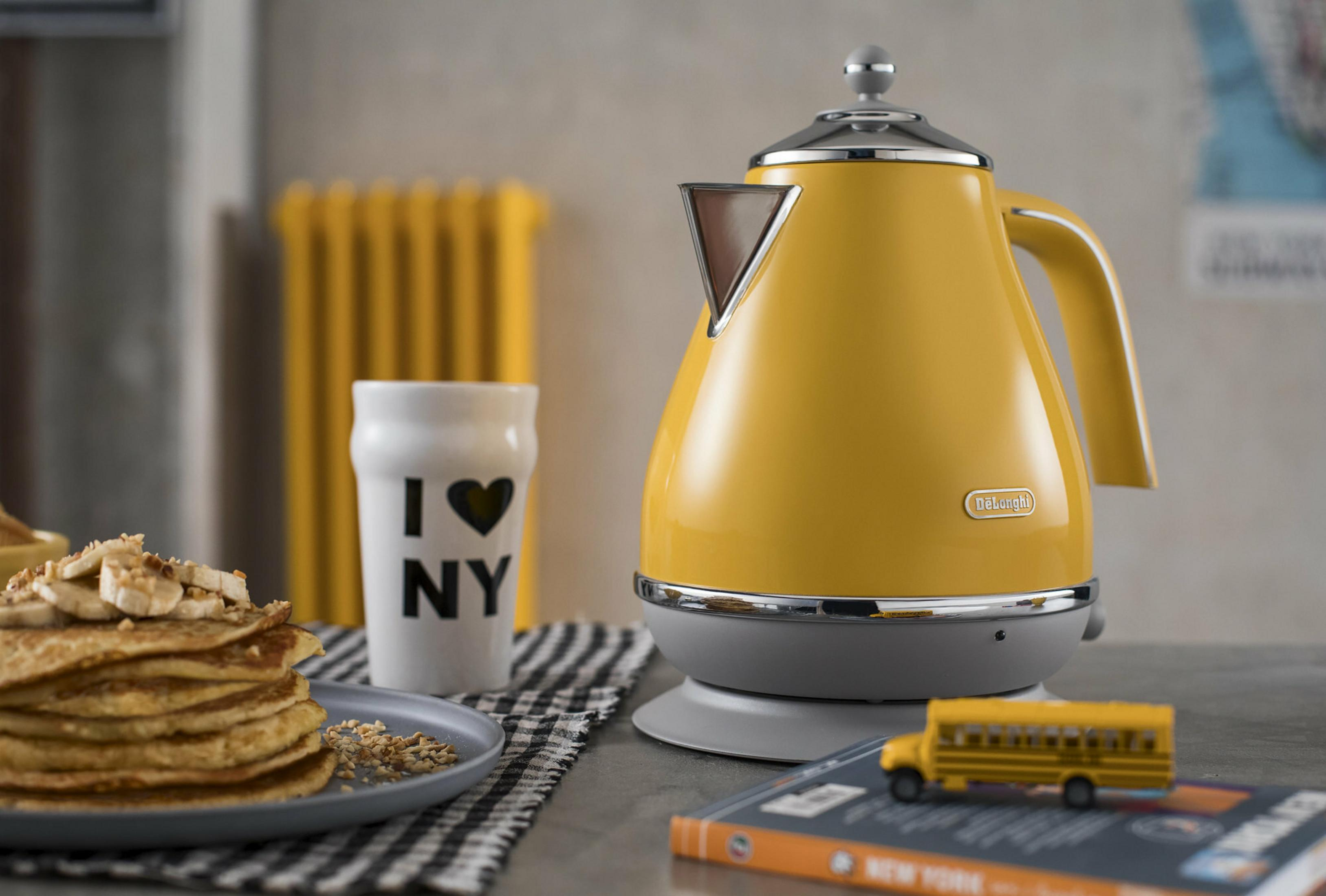 Bollitore giallo, pancake con banane e tazza "I love NY".
