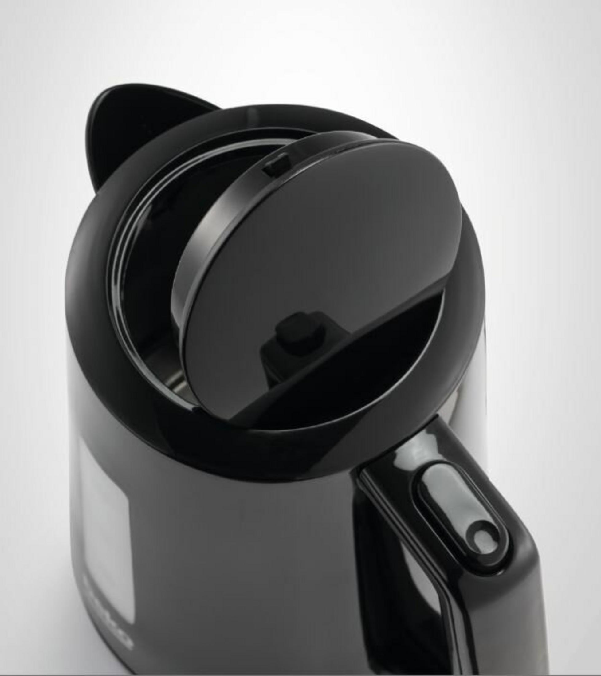 Czajnik elektryczny czarny z otwartą pokrywą i uchwytem z przełącznikiem.