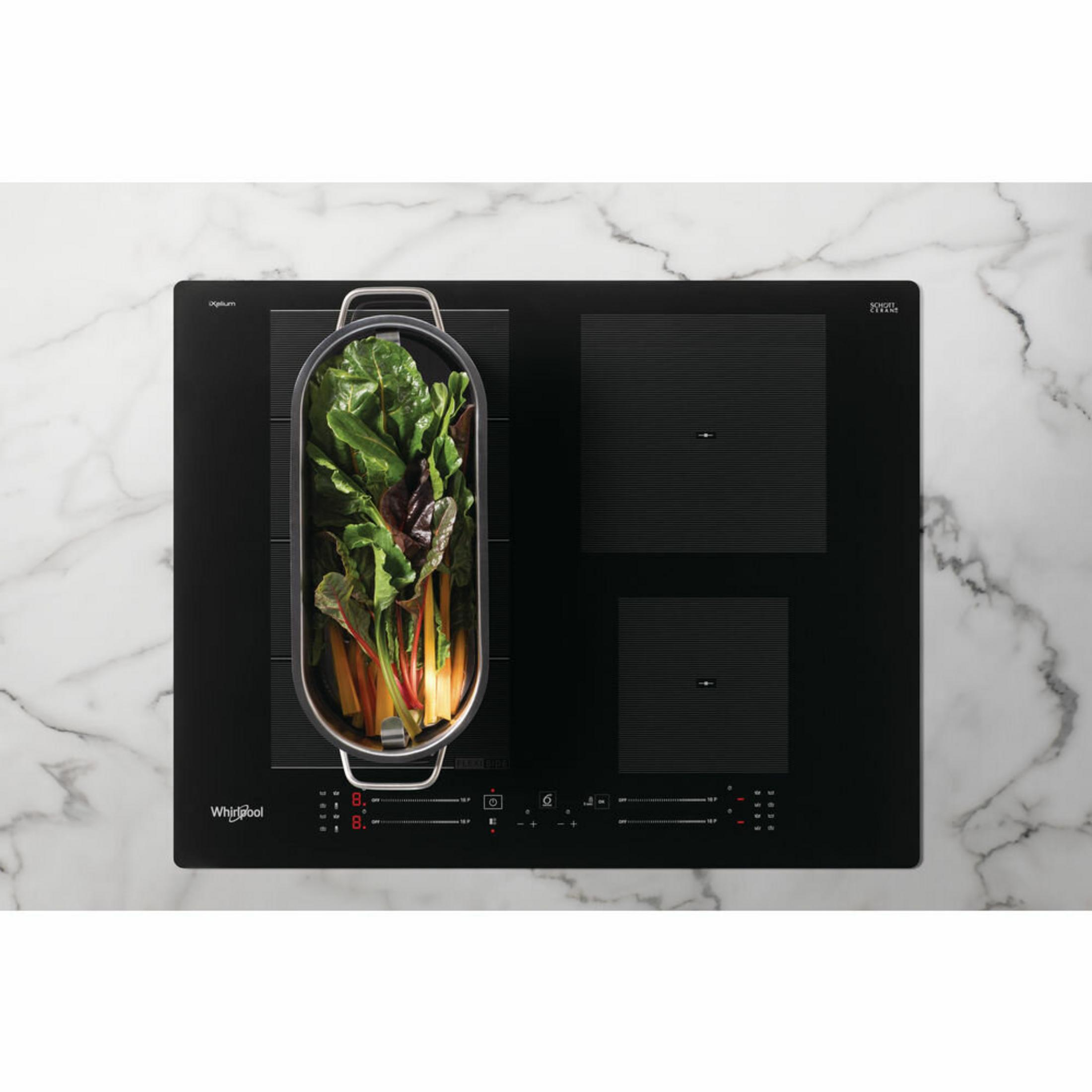 Una placa de inducción Whirlpool negra con una olla de verduras frescas en la zona izquierda.