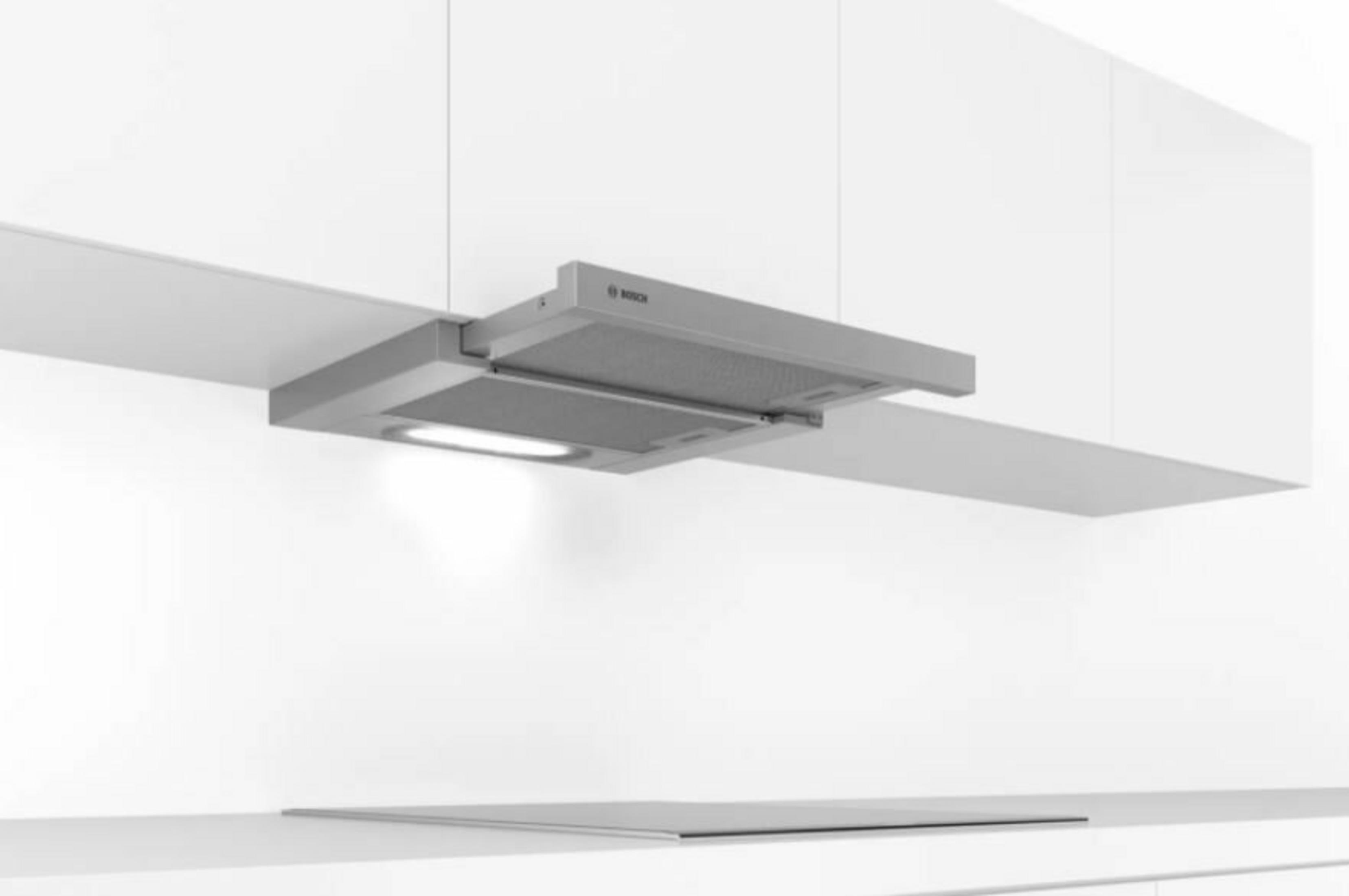 Szara okap Bosch ze światłem jest zainstalowany nad płytą grzewczą.