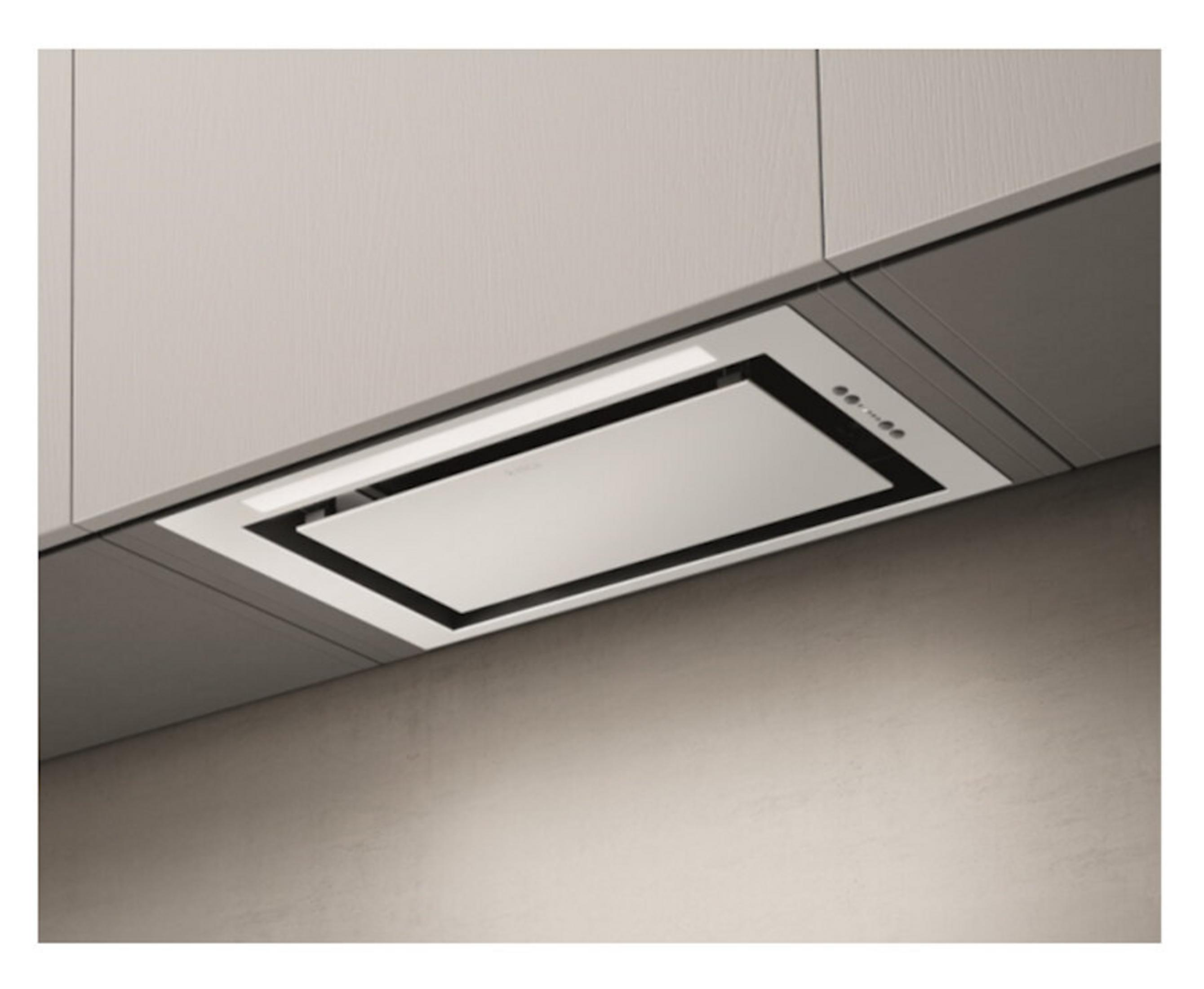 Nowoczesny biały okap kuchenny z czarną ramką zamontowany pod szafkami.