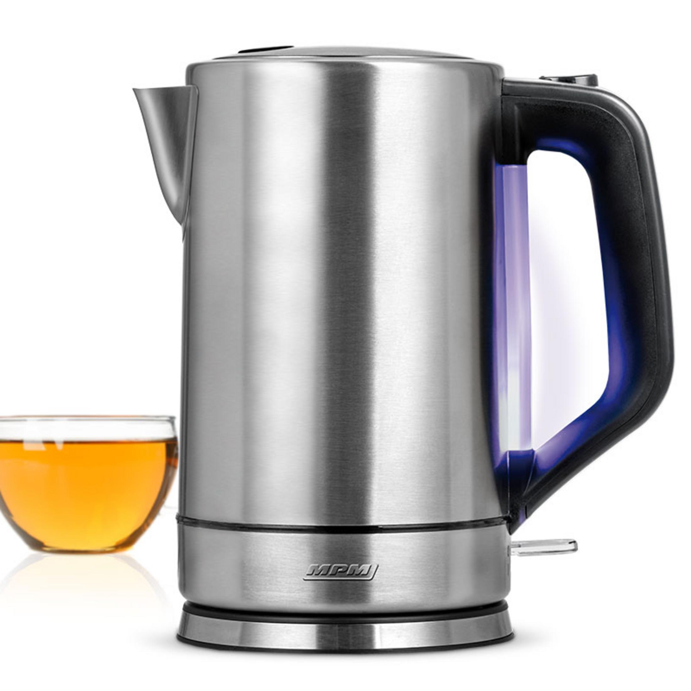 Bollitore elettrico in acciaio inox con bicchiere di liquido ambrato e luce blu.