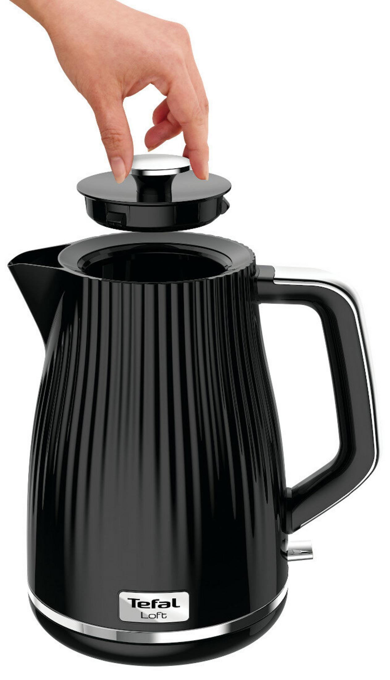 Una mano posa il coperchio su un bollitore nero Tefal Loft a coste verticali.