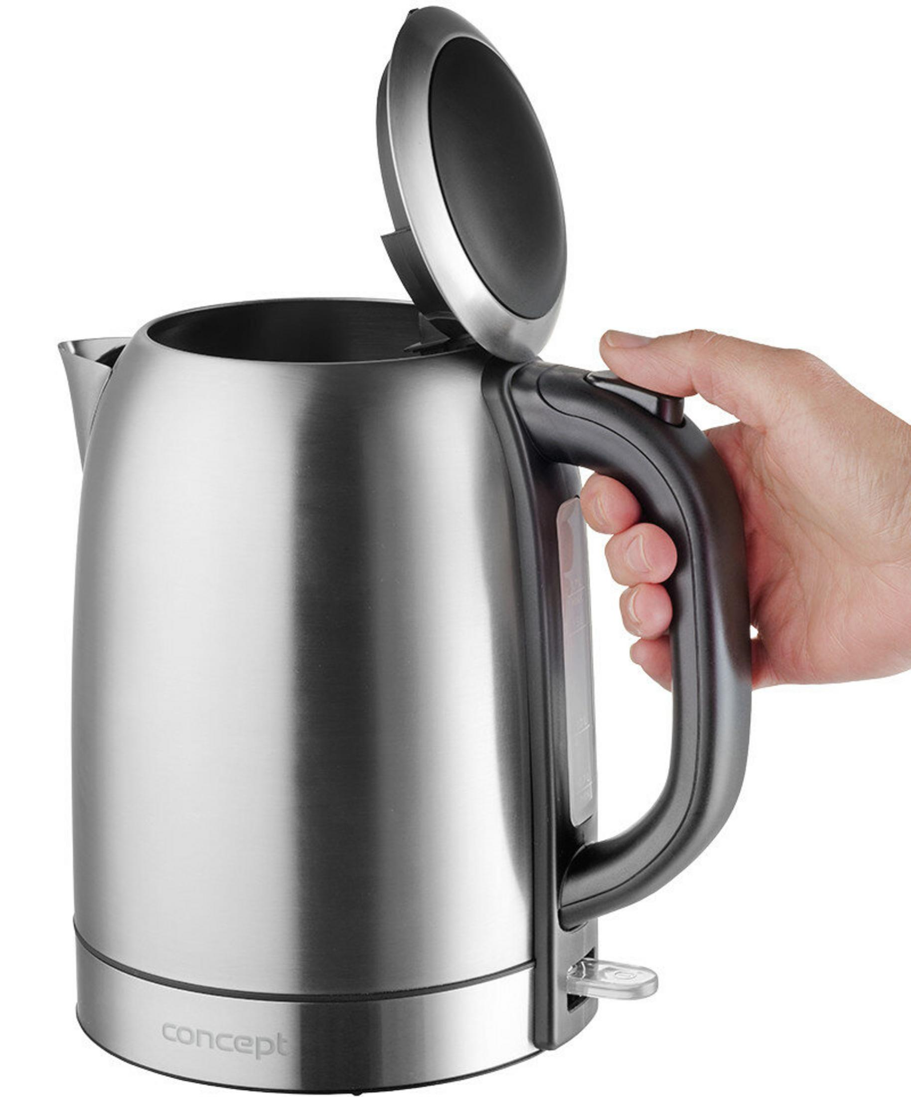 Eine Hand öffnet den Deckel eines silbernen Wasserkochers mit schwarzem Griff.