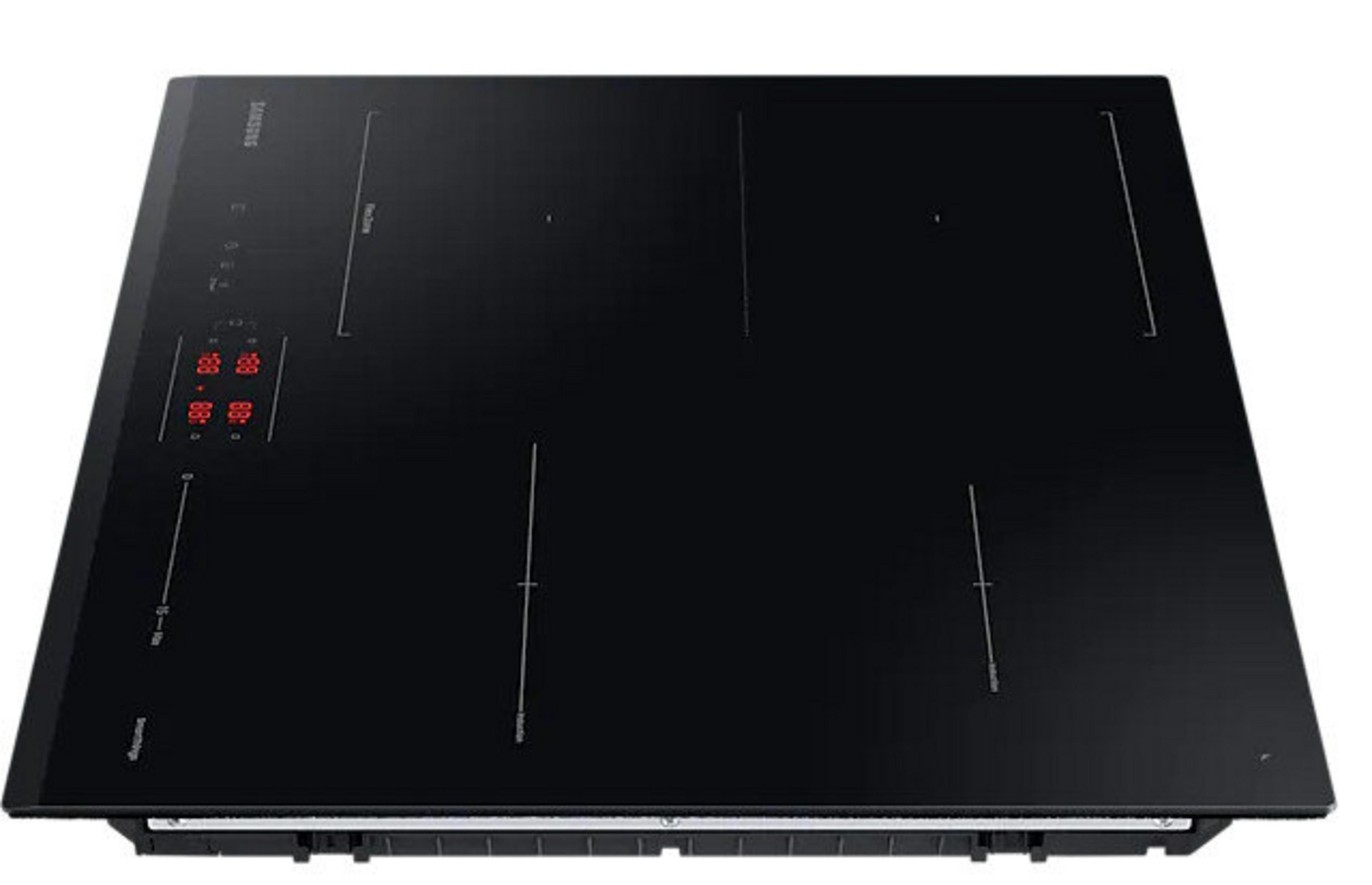 Un piano cottura a induzione Samsung nero con quattro zone di cottura e display digitale.