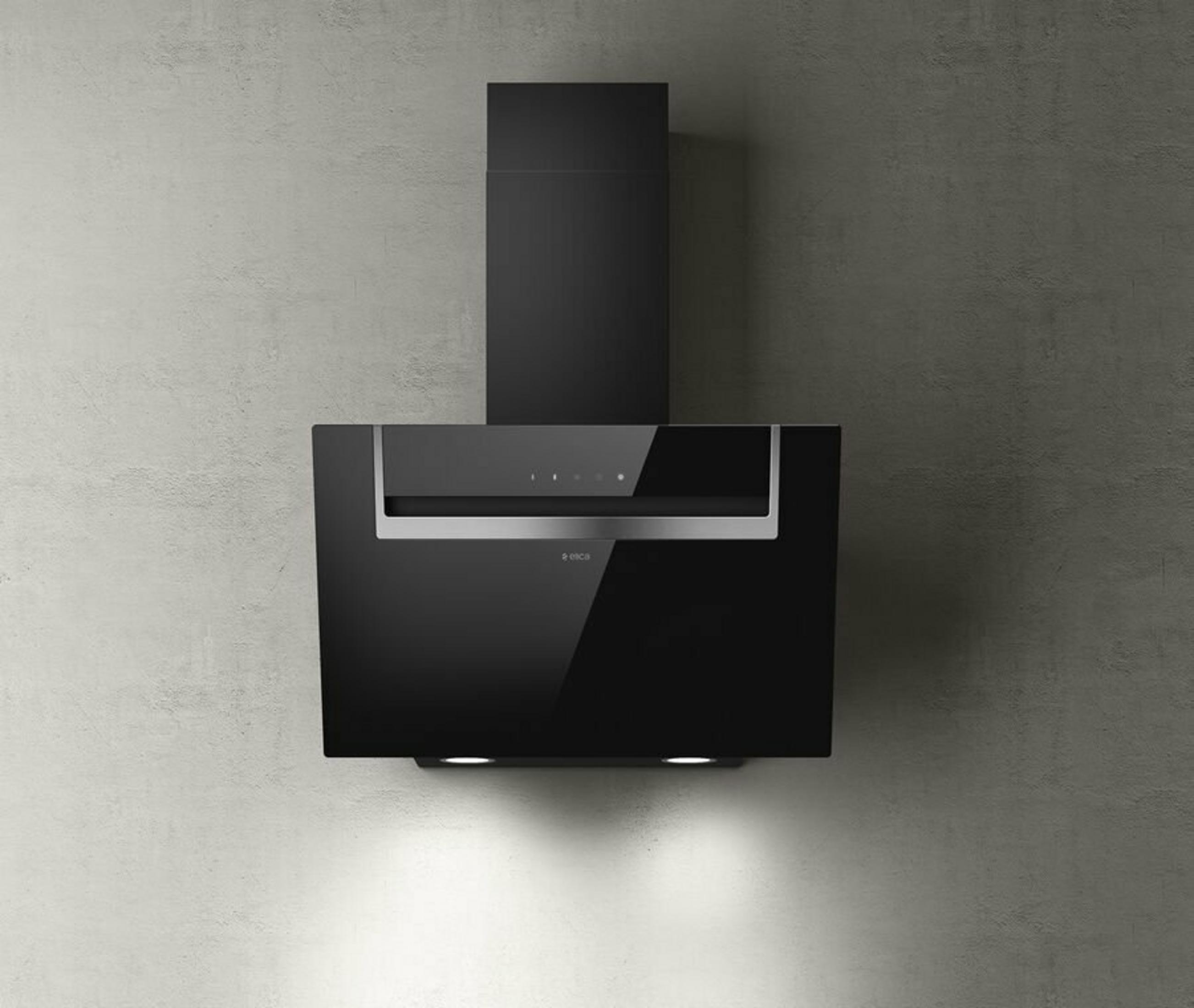 Cappa aspirante nera con touchscreen e luci su parete in cemento.