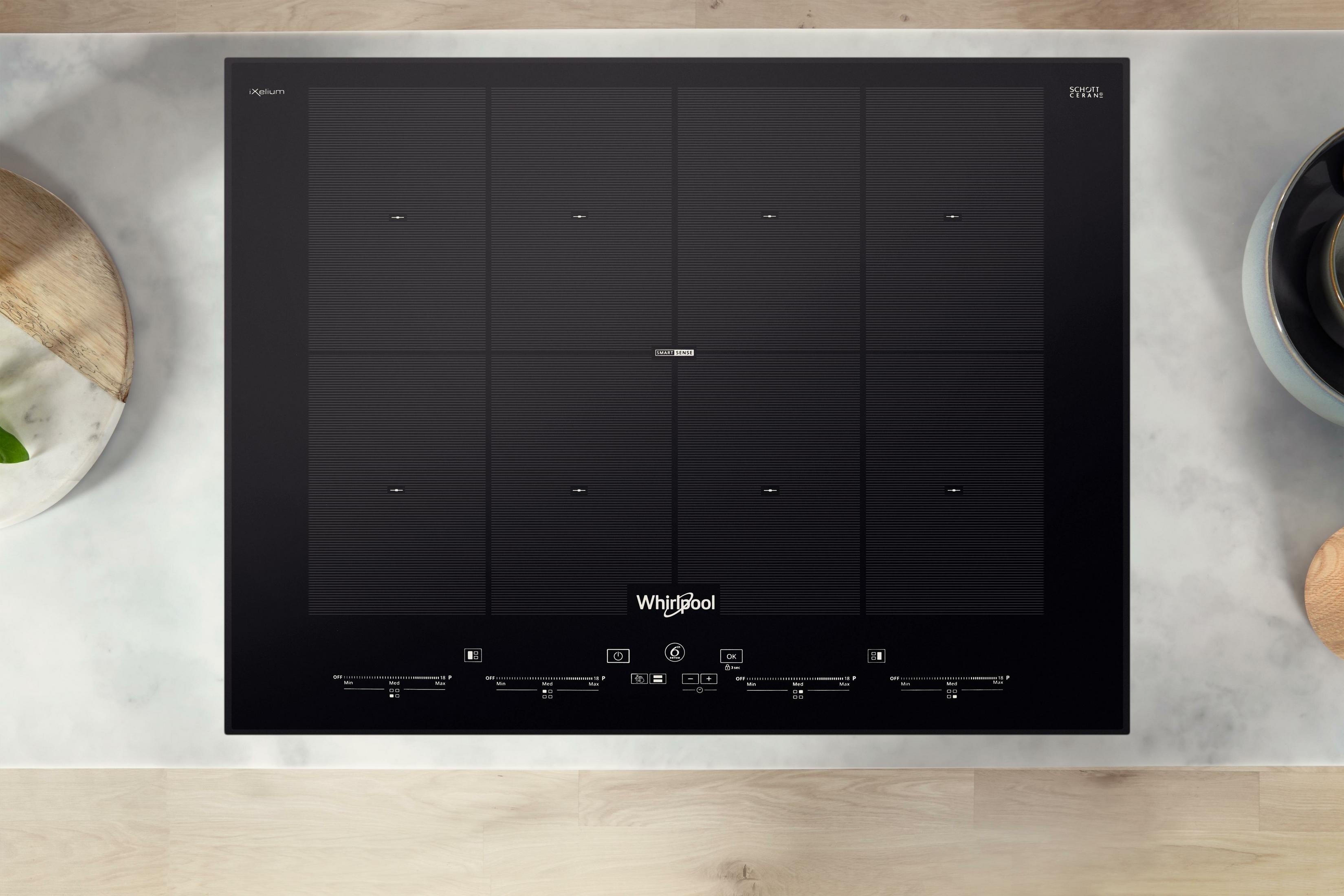 Placa de inducción negra con cuatro zonas de cocción y controles táctiles.