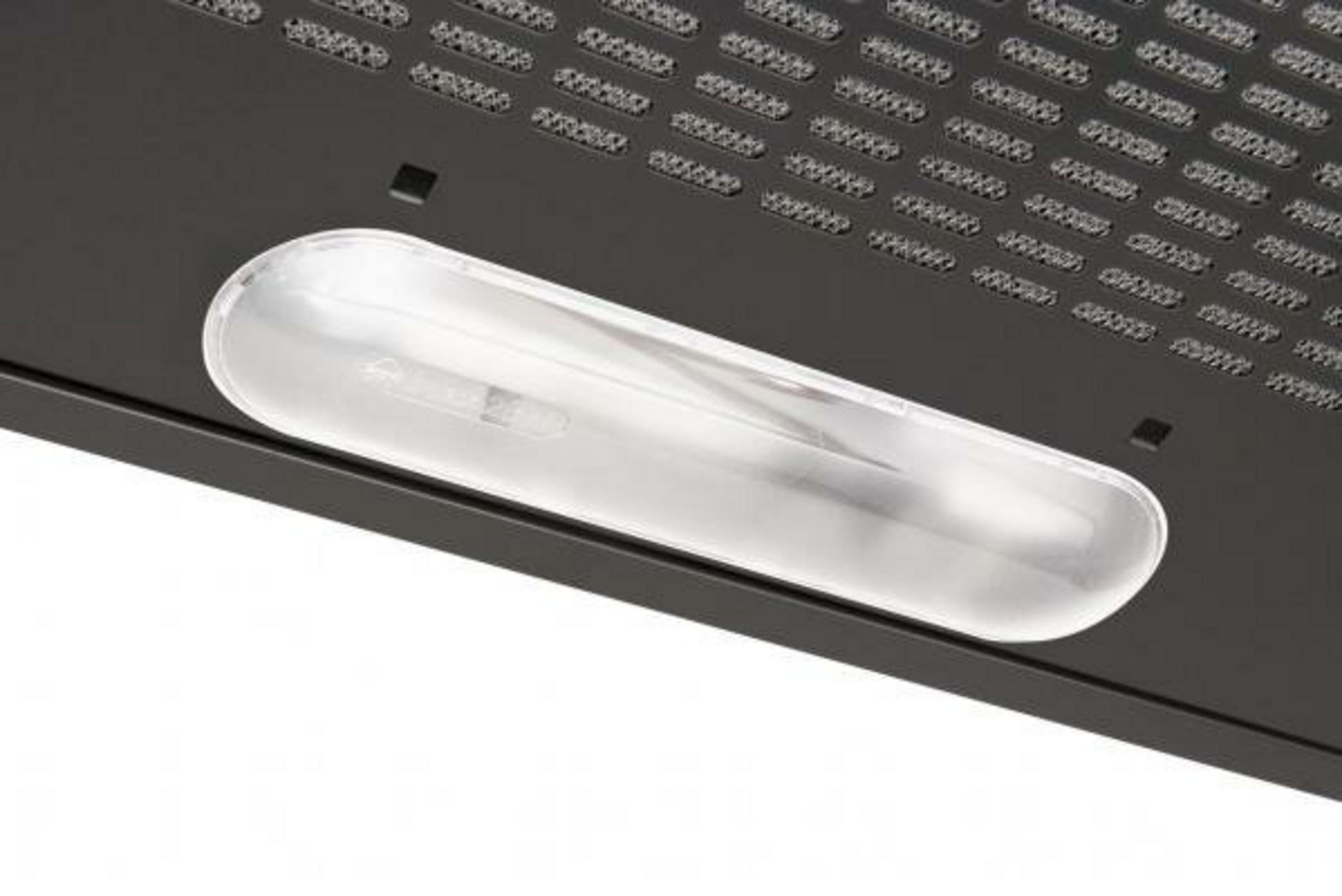 Zbliżenie na czarny wentylator okapu z owalną lampą.