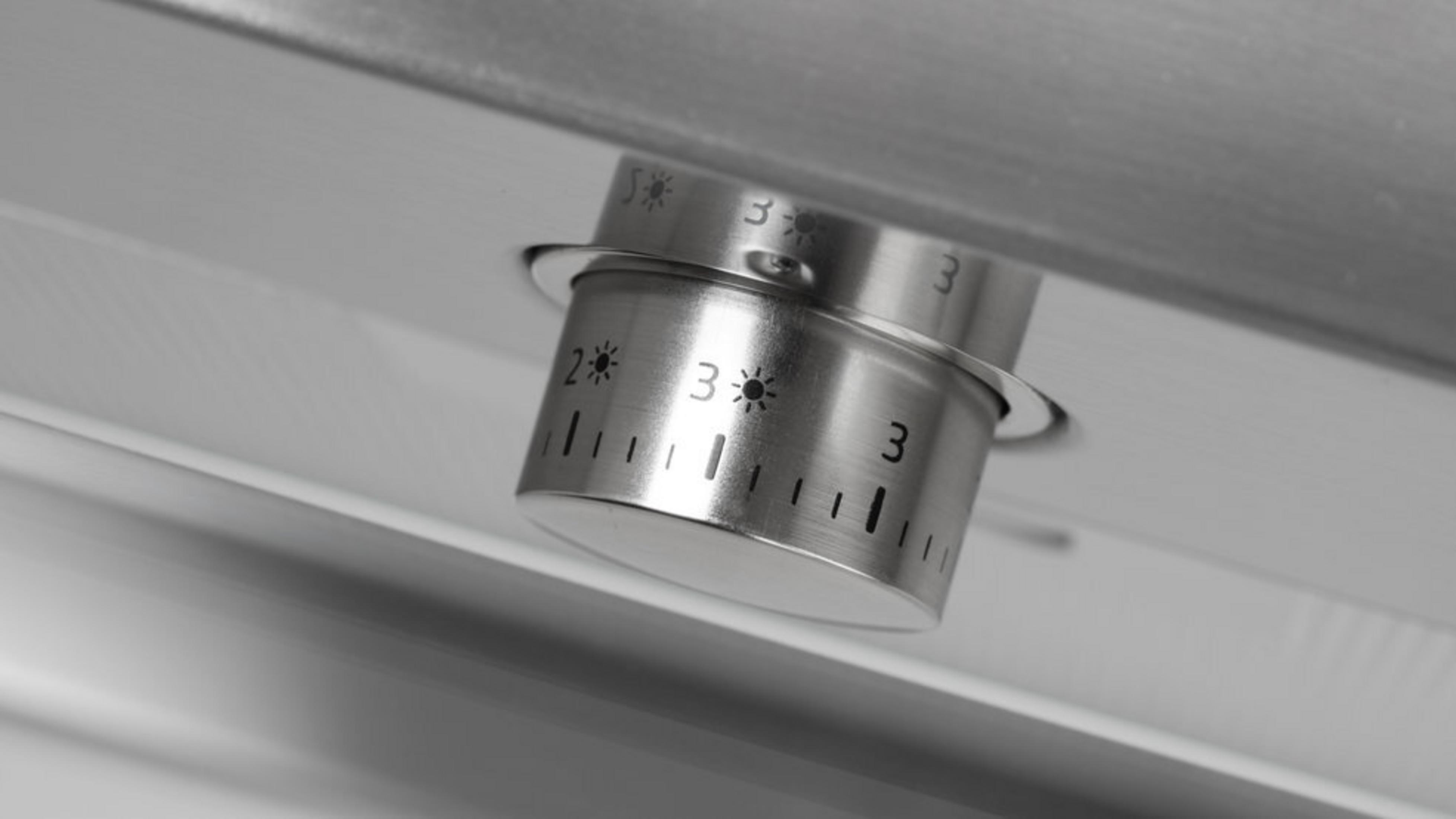 Srebrne pokrętło z oznaczeniami i cyframi 2 i 3.