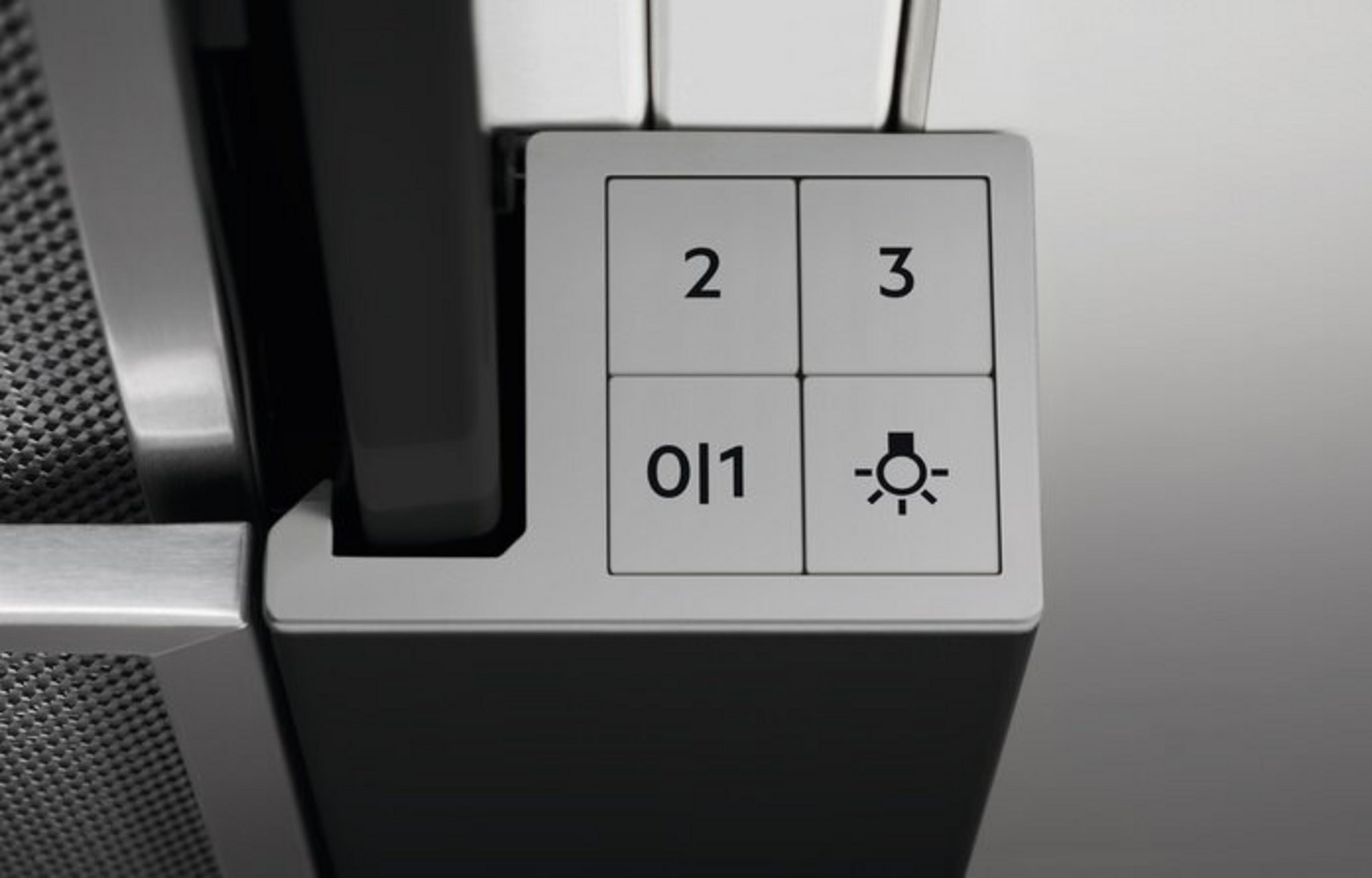 Zbliżenie panelu sterowania z przyciskami: 2, 3, 0|1 i symbolem światła.