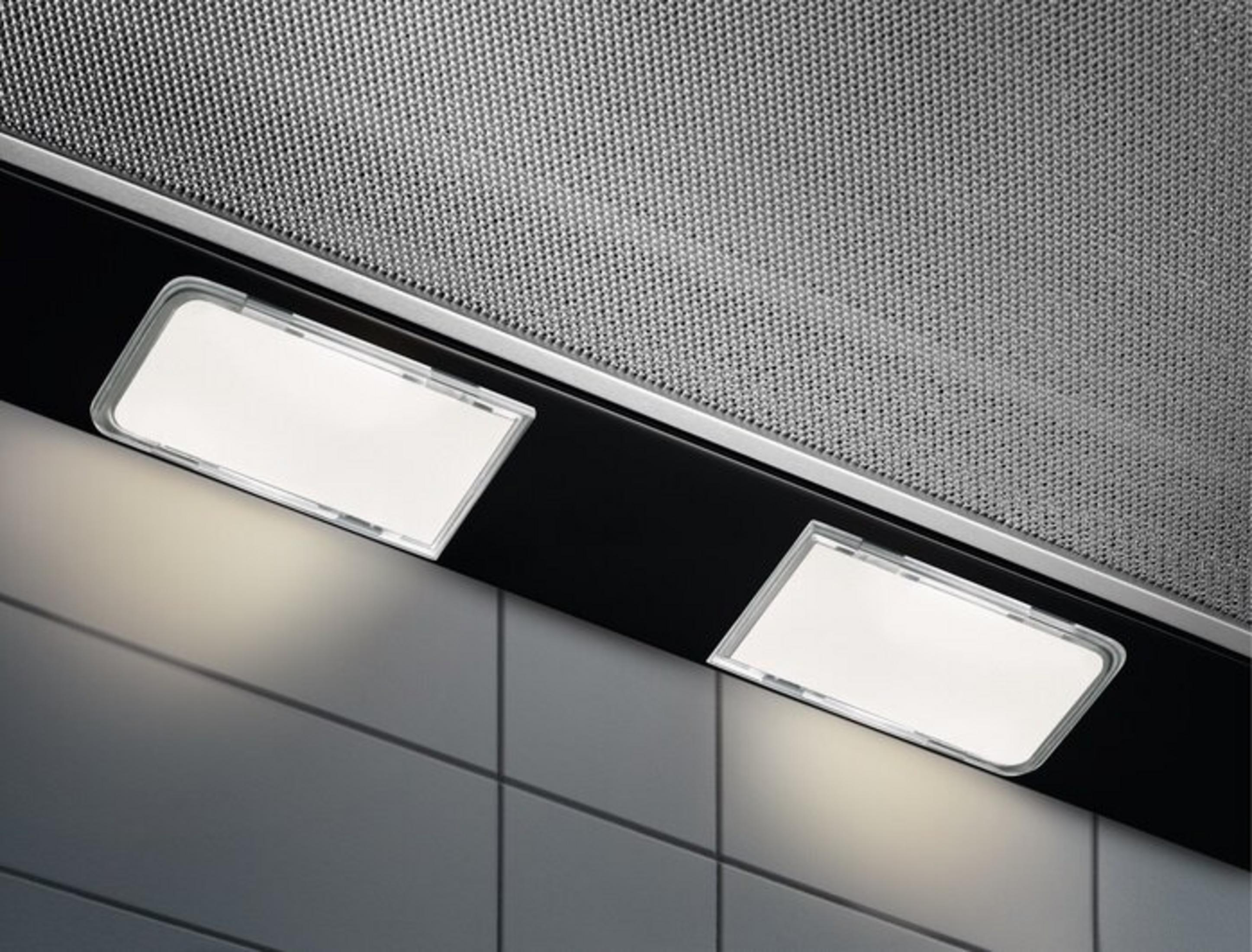 Dwa białe prostokątne światła okapu z srebrną metalową kratką nad nimi.