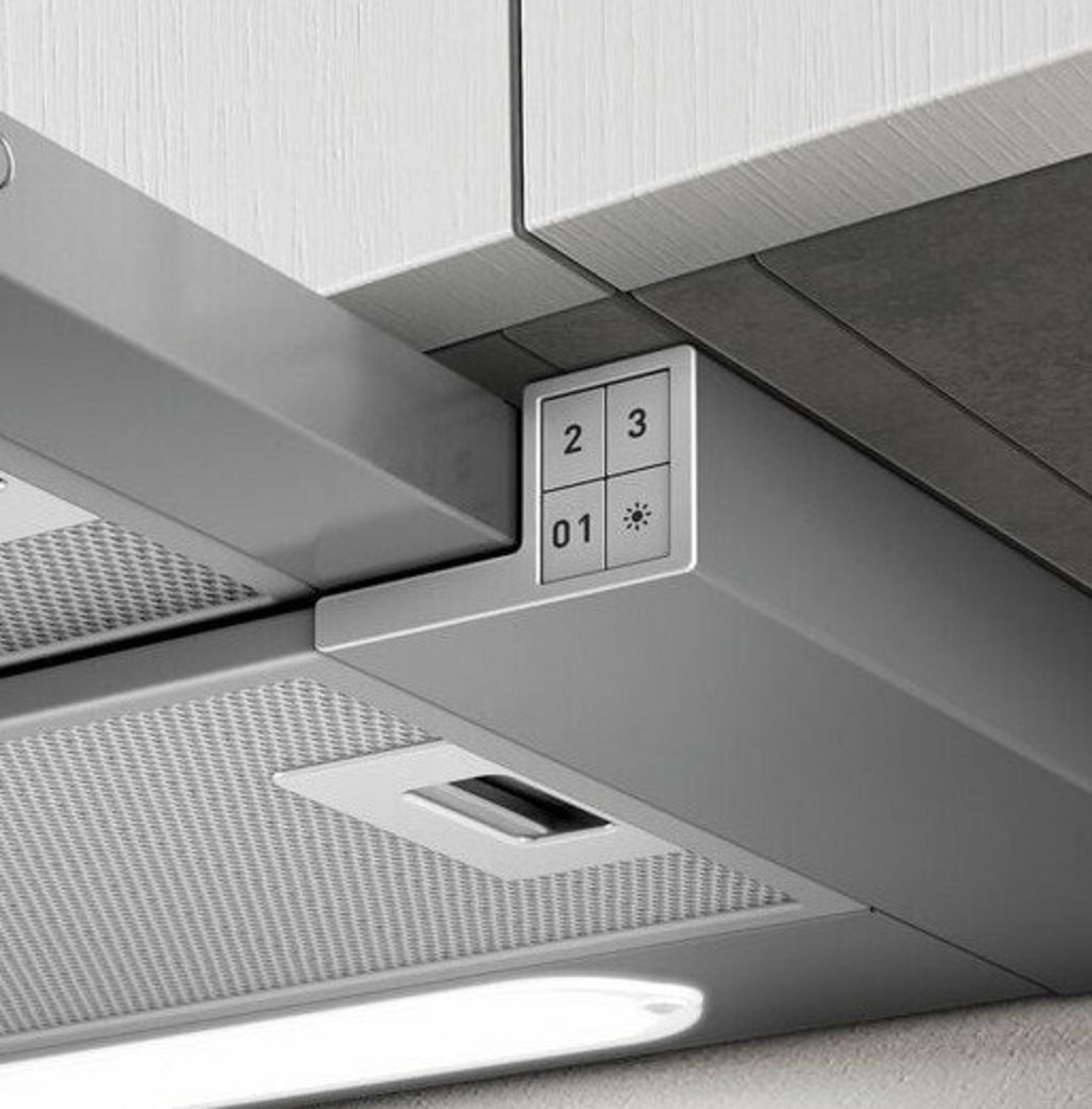 Zbliżenie panelu sterowania okapu kuchennego pokazującego światła i prędkości wentylatora.