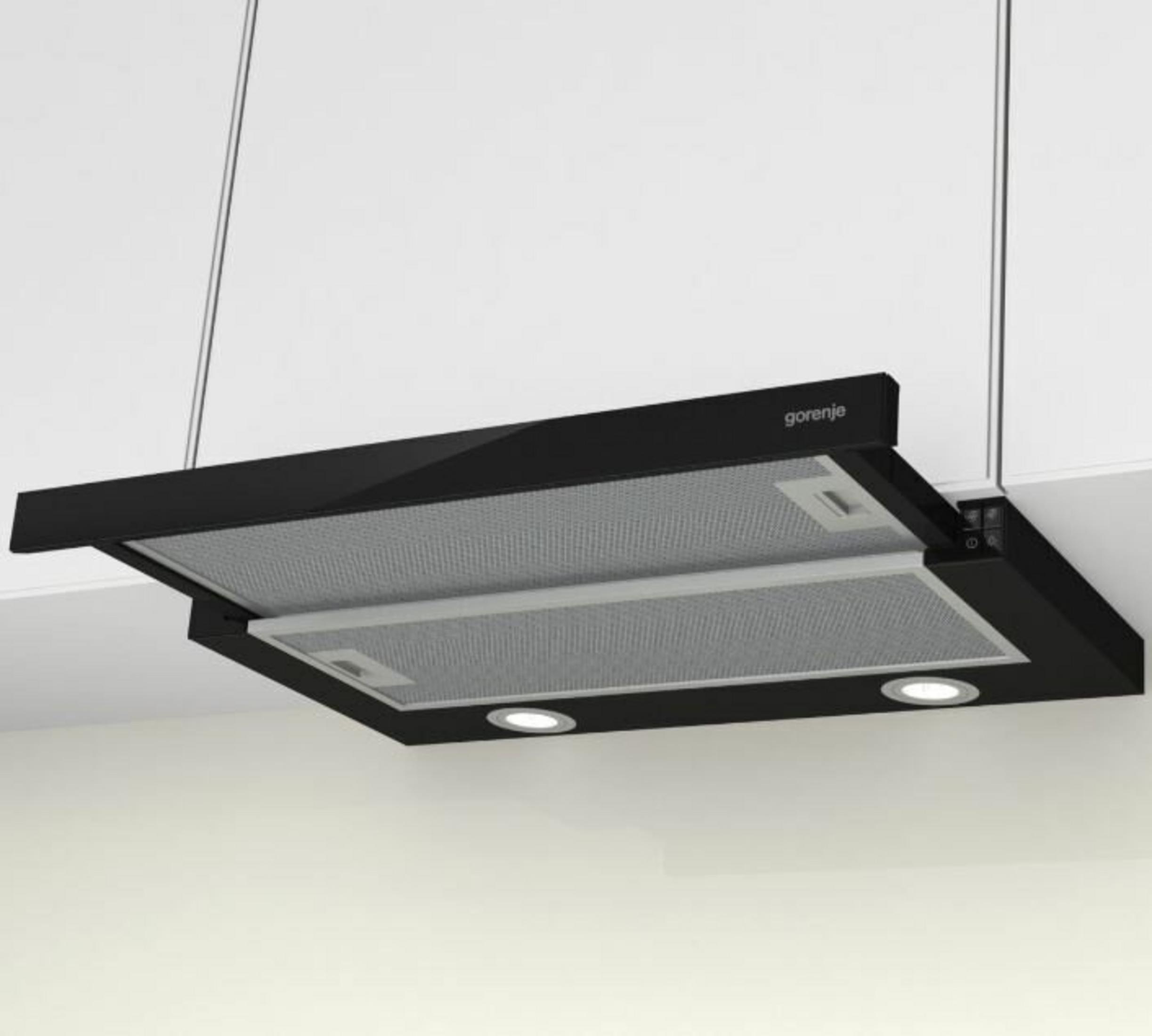 Czarny okap kuchenny z lampkami i filtrami, zawieszony na linkach.