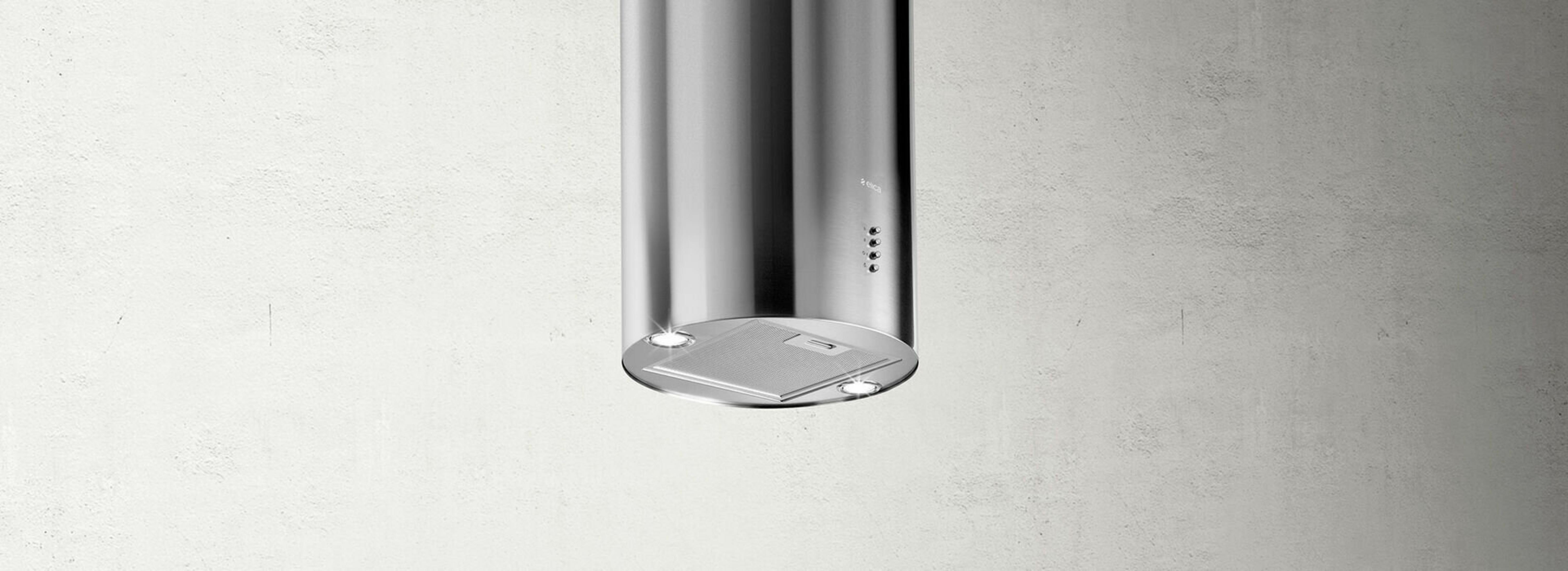 Moderna cappa cilindrica in acciaio inox con luci e controlli su parete testurizzata.