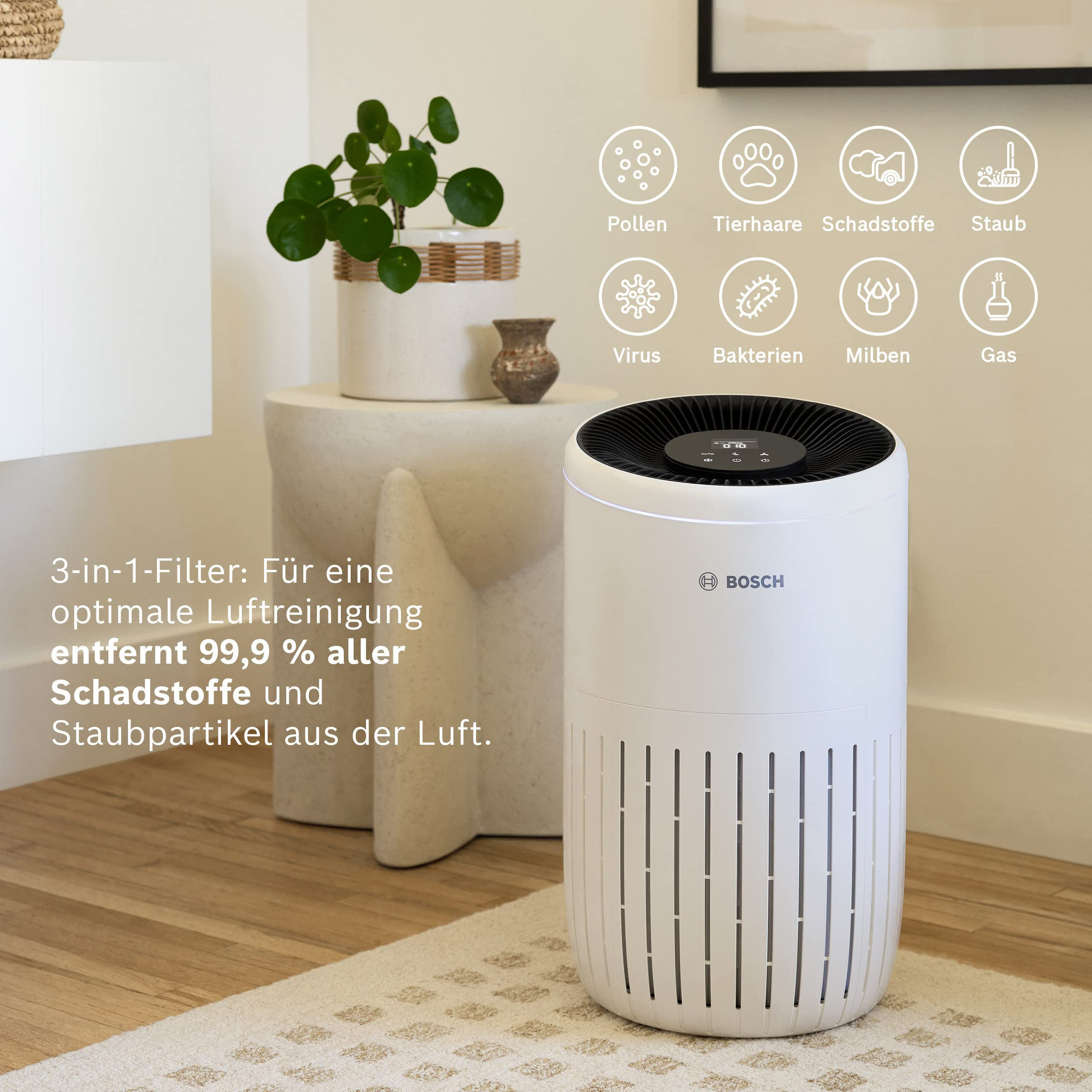 Ein weißer Bosch Luftreiniger steht auf einem Teppich. Symbole zeigen Pollen, Tierhaare, Schadstoffe, Staub, Viren, Bakterien, Milben, Gas.