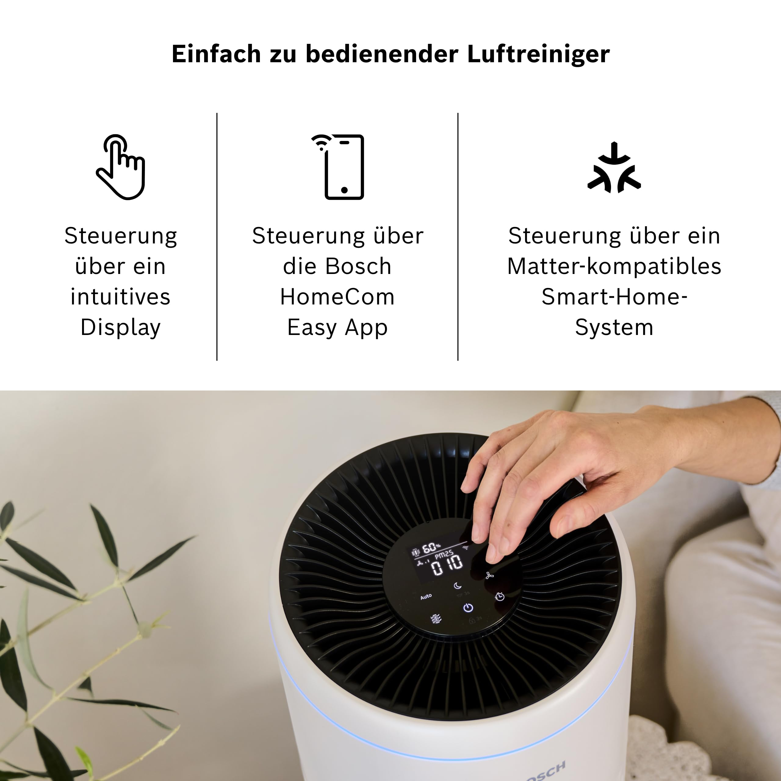 Weißer Luftreiniger mit einer Hand, die das Digitaldisplay berührt. Merkmale: intuitive Display-Steuerung, Bosch HomeCom App, Smart-Home-System.