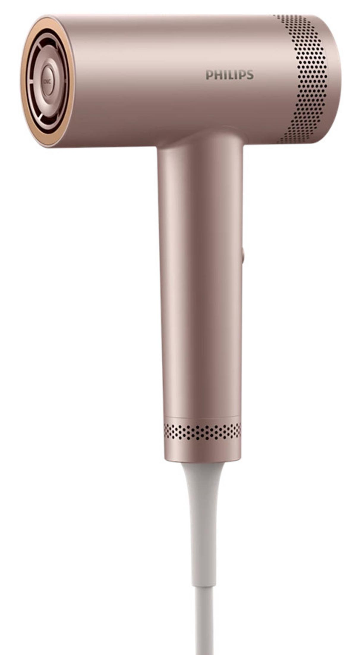 Un secador de pelo Philips color oro rosa con cable blanco se muestra sobre fondo blanco.