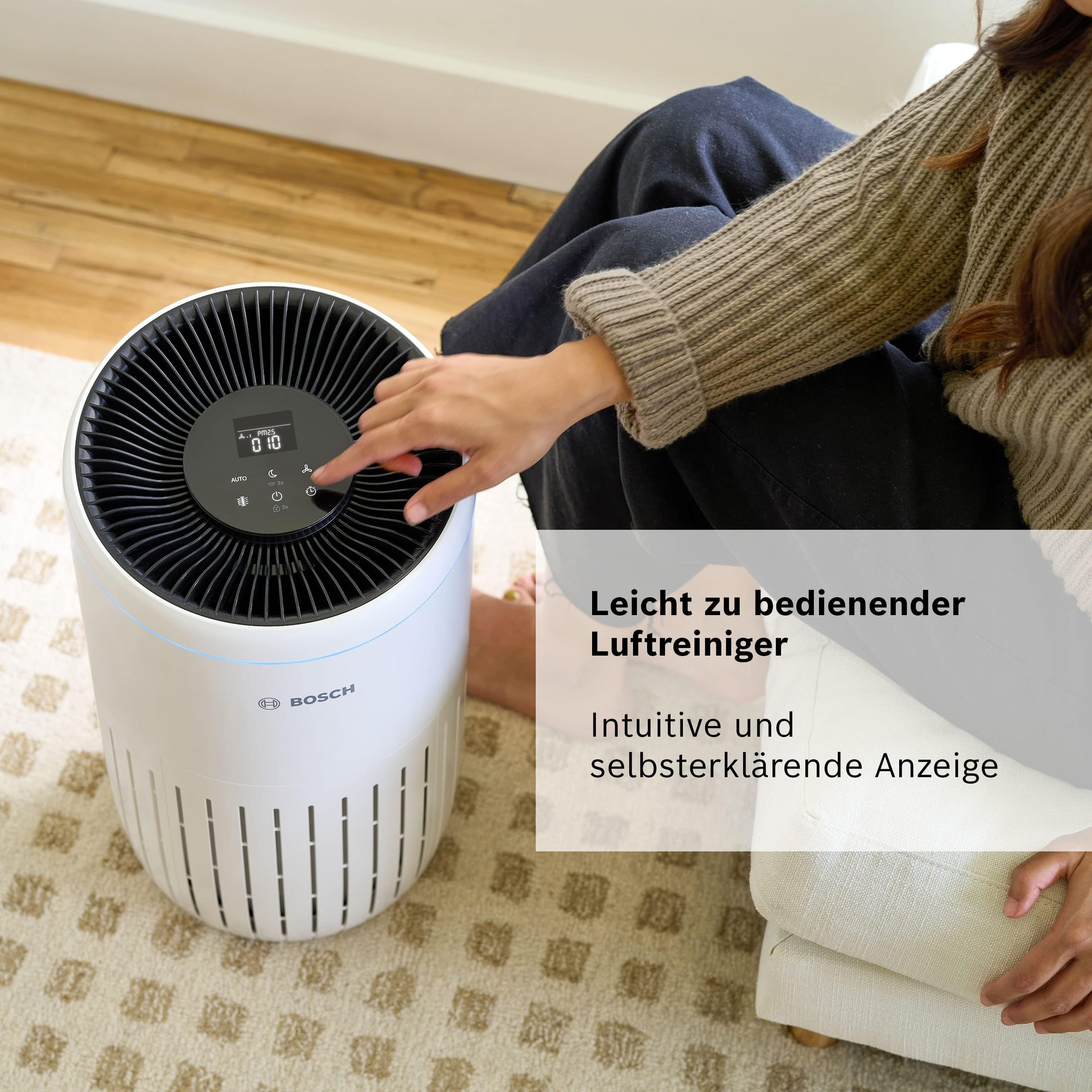 Weier Luftreiniger mit Touch-Bedienfeld und Anzeige, von einer Person bedient.