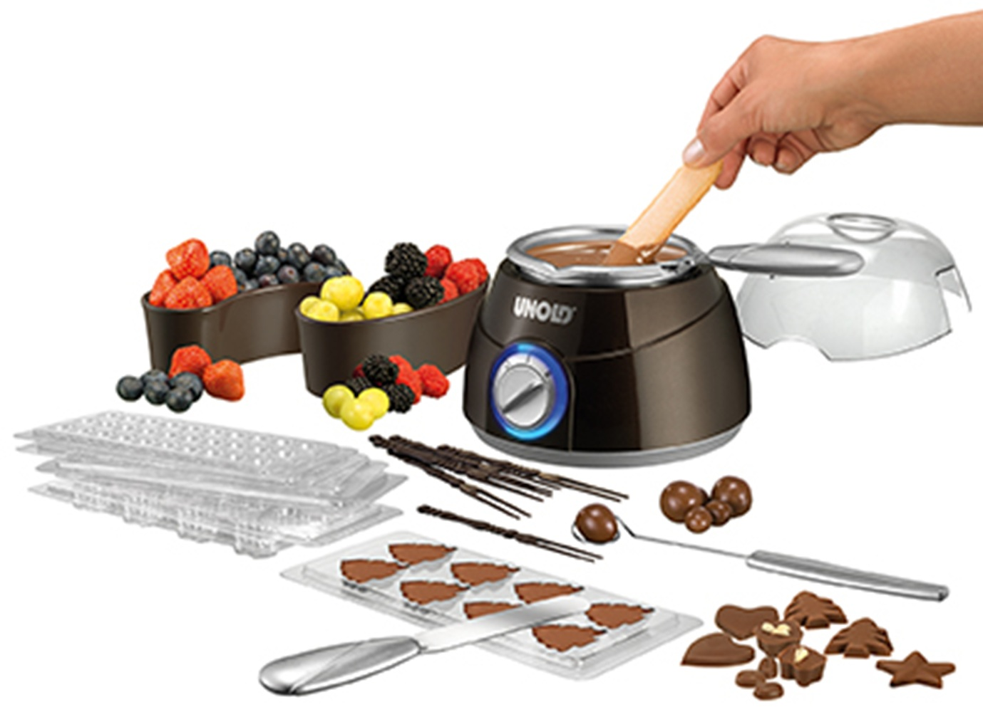 Schokoladenfondue-Set mit Früchten, Formen, Werkzeugen und geschmolzener Schokolade.