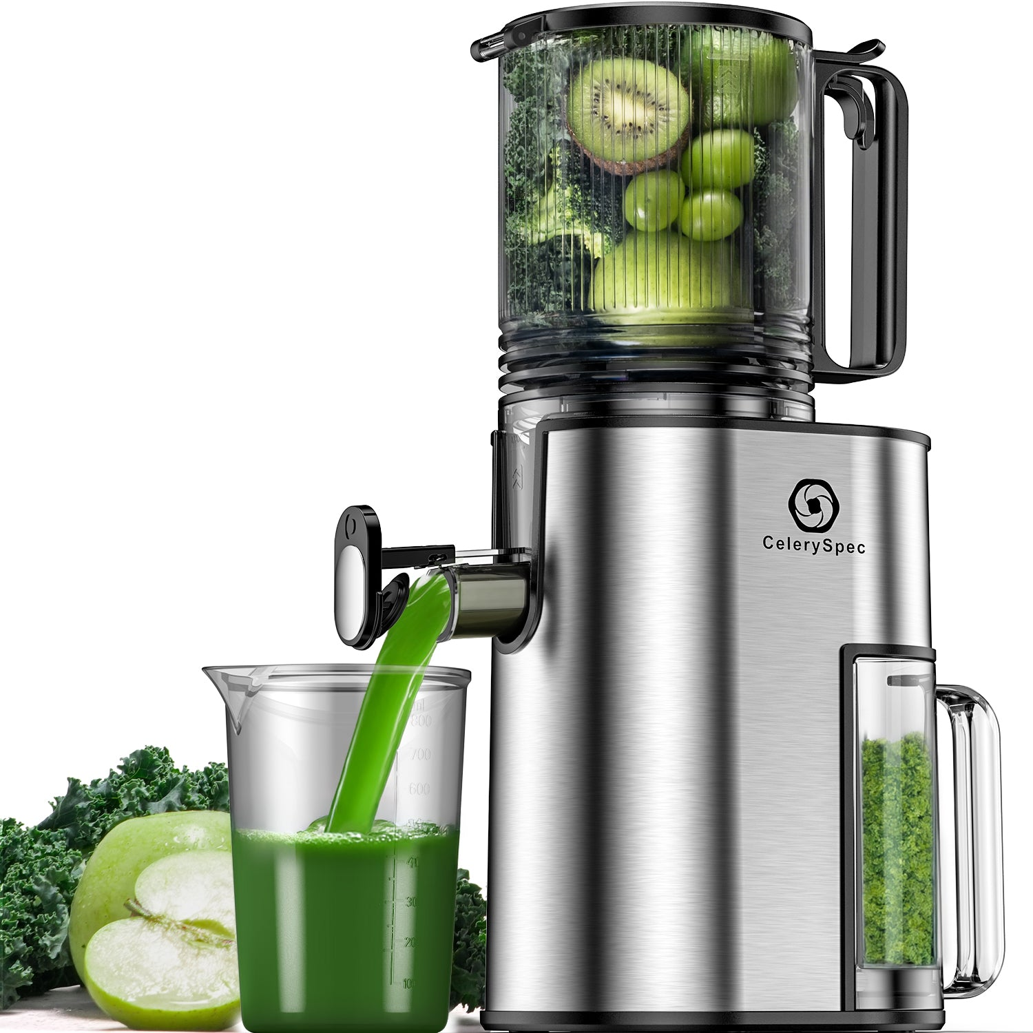 Spremiagrumi con cavolo riccio, mela, kiwi e uva. Il succo verde scorre in un becher.