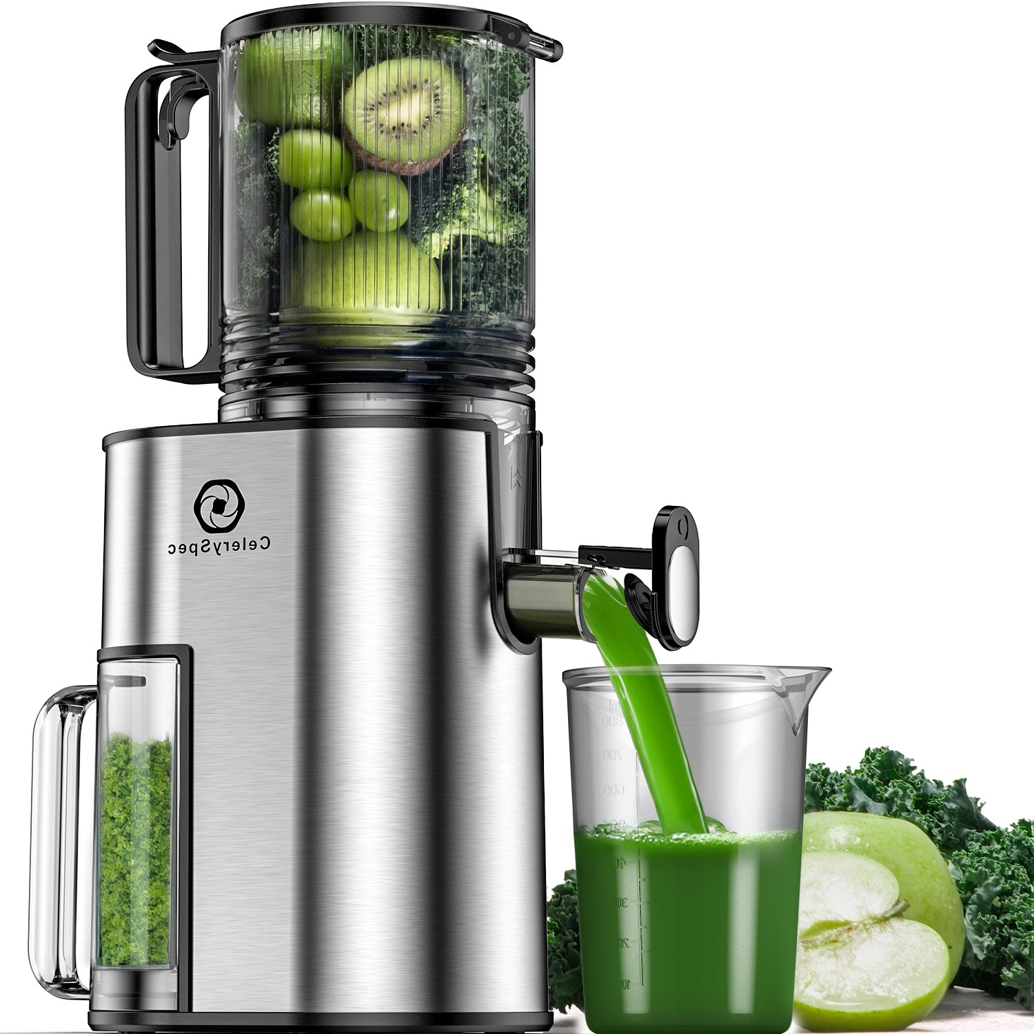 Centrifuga argento con succo verde versato in un bicchiere, pieno di kiwi, mele e cavolo riccio.