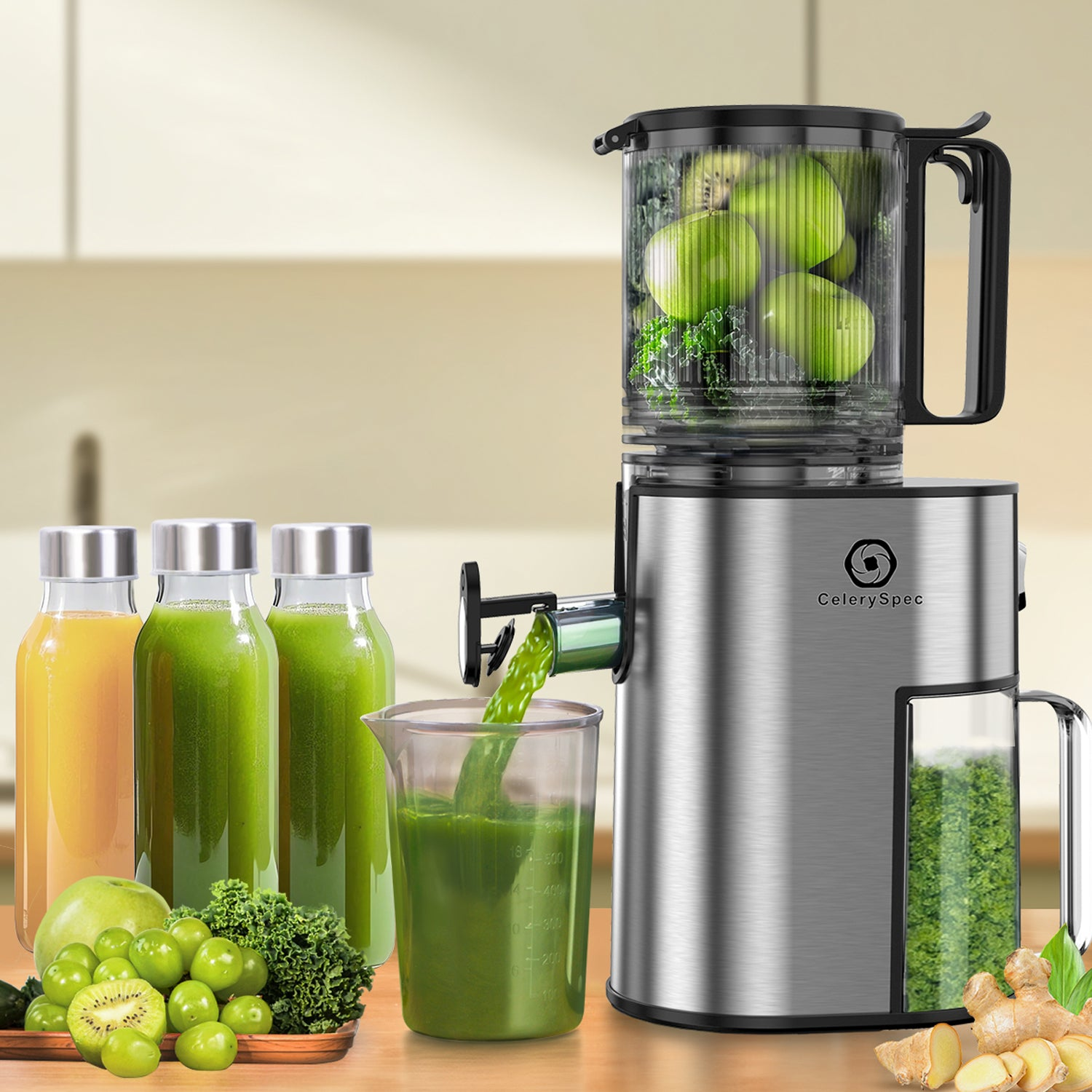 Spremiagrumi argento con mele, cavolo riccio e kiwi. Il succo riempie bottiglie e bicchiere.