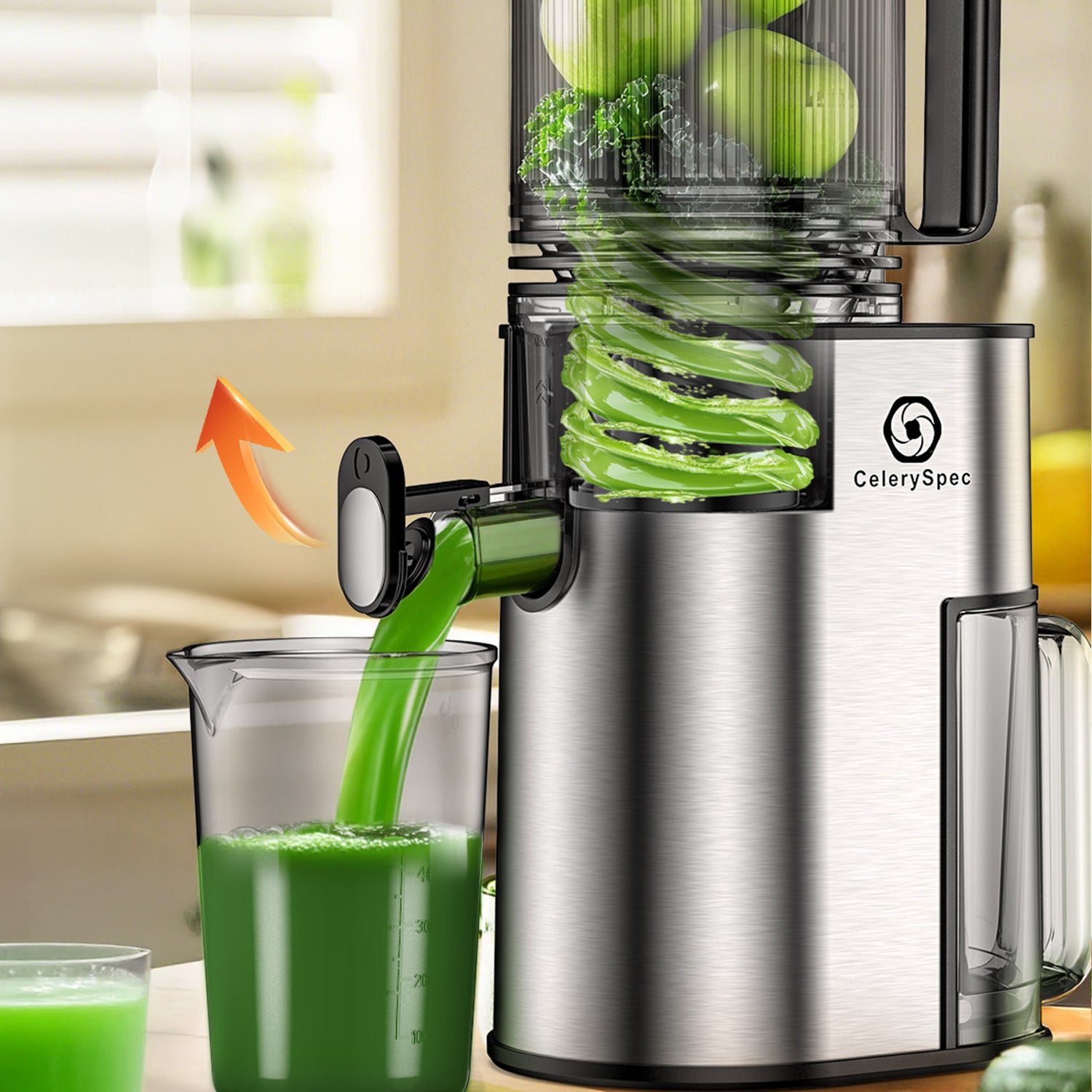 Un estrattore di succo in acciaio inossidabile estrae succo verde in un beaker di vetro. Mele verdi sono visibili all'interno.