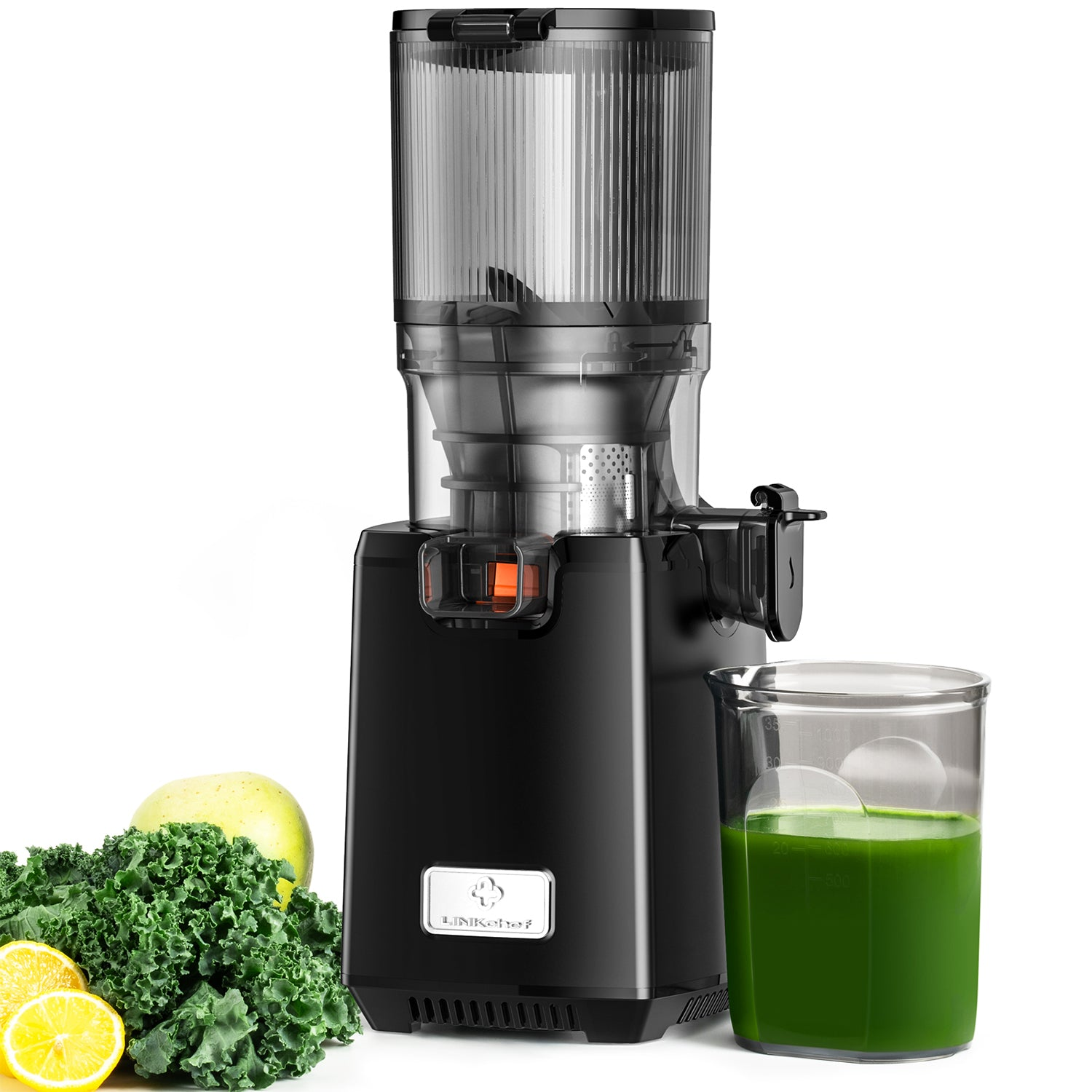 Spremiagrumi nero con cavolo riccio, mela, limoni e un bicchiere di succo verde.
