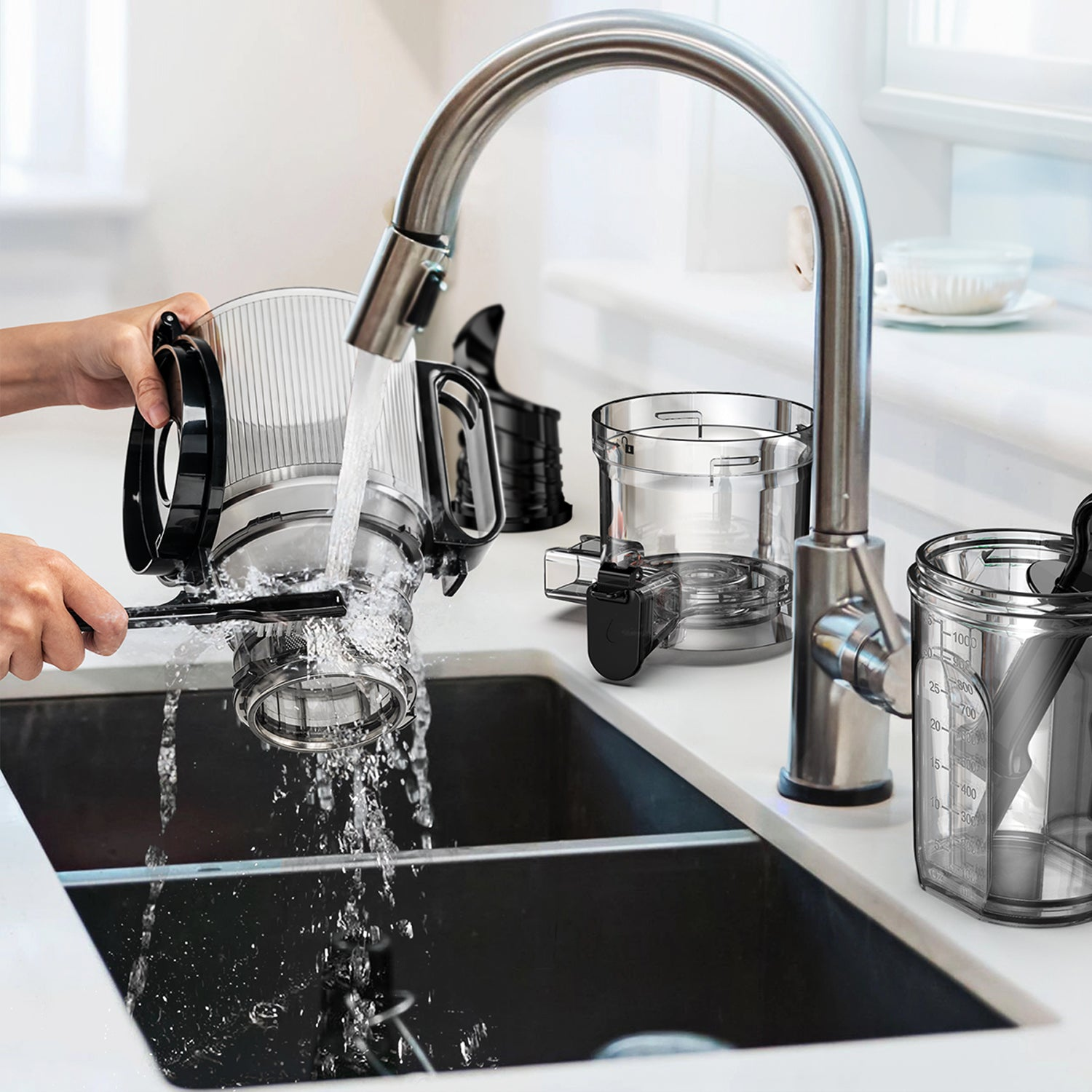 Mani puliscono parte di aspirapolvere sotto acqua corrente in un lavello.