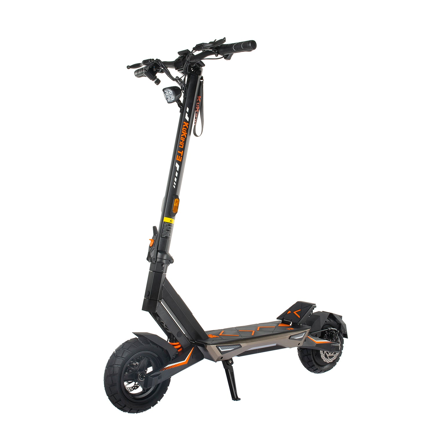 Uno scooter elettrico nero con accenti arancioni su sfondo bianco.