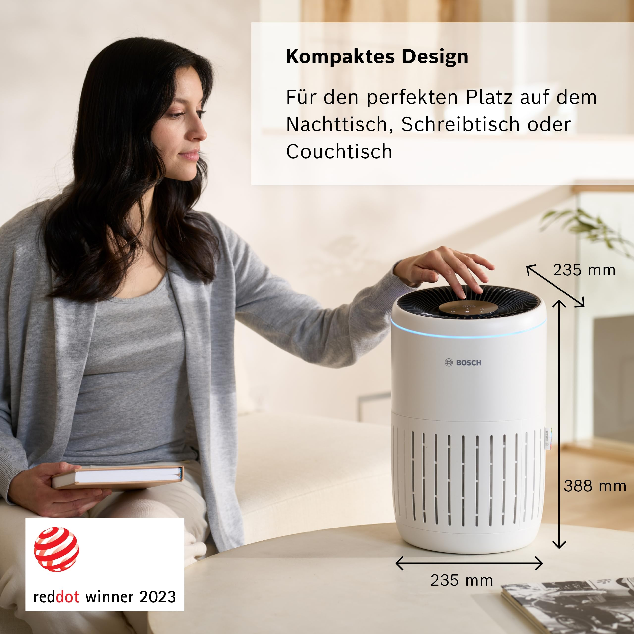 Una donna tocca un purificatore d'aria Bosch bianco. Dimensioni 235x388 mm. Vincitore Reddot 2023.
