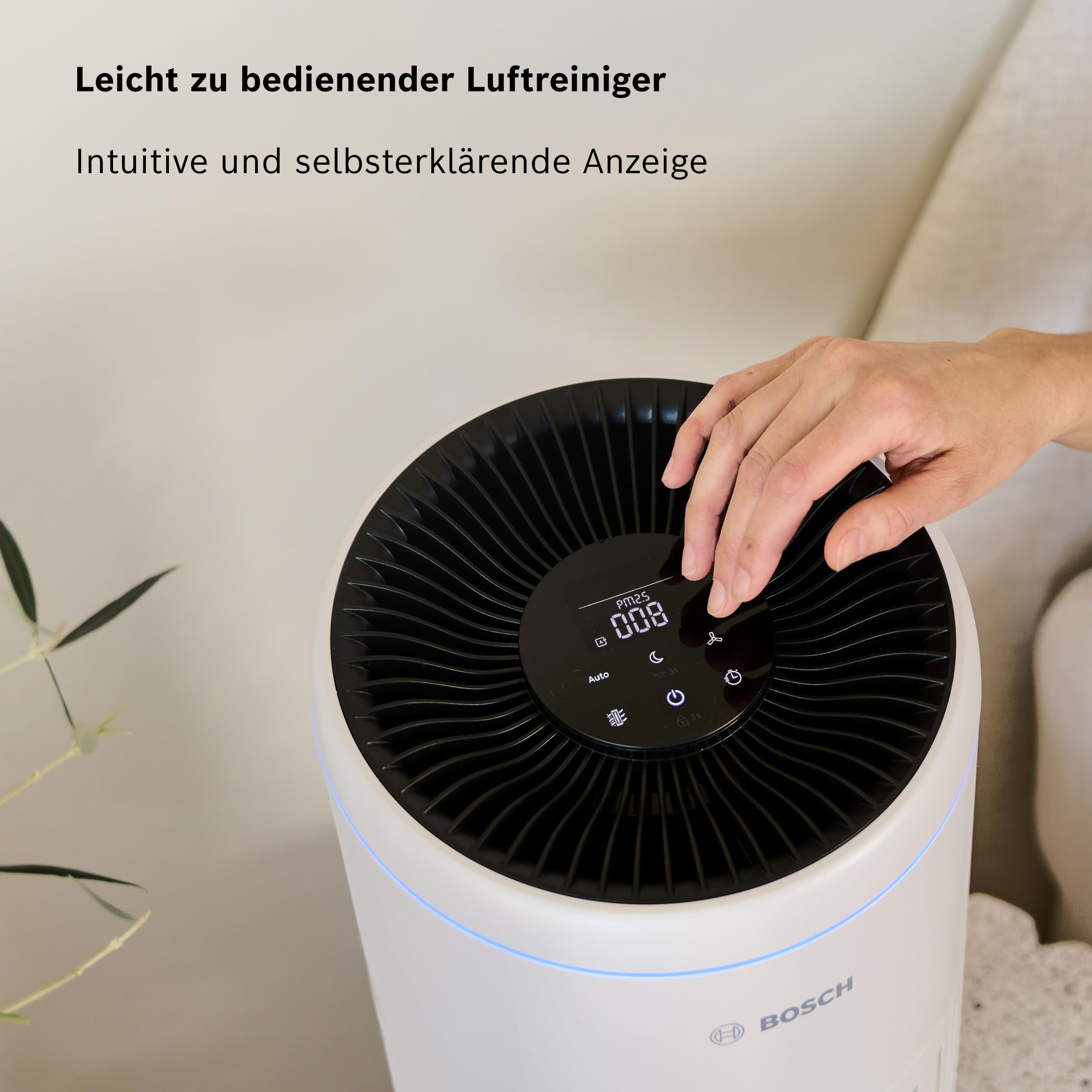 Una mano tocca il display di un purificatore d'aria Bosch bianco che mostra il valore PM2.5.