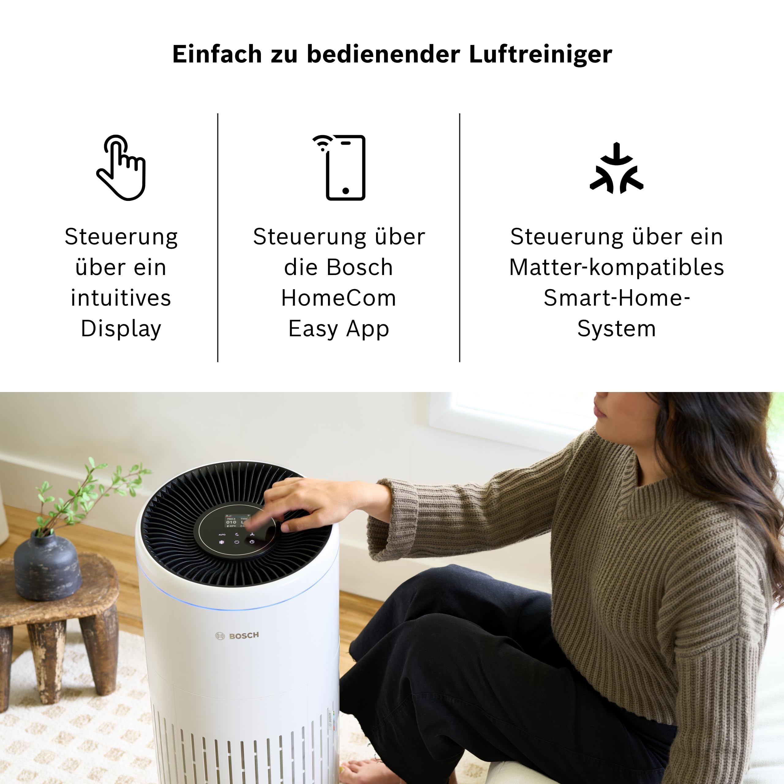 Eine Person benutzt einen Bosch Luftreiniger, gesteuert per App oder Display. Einfach.