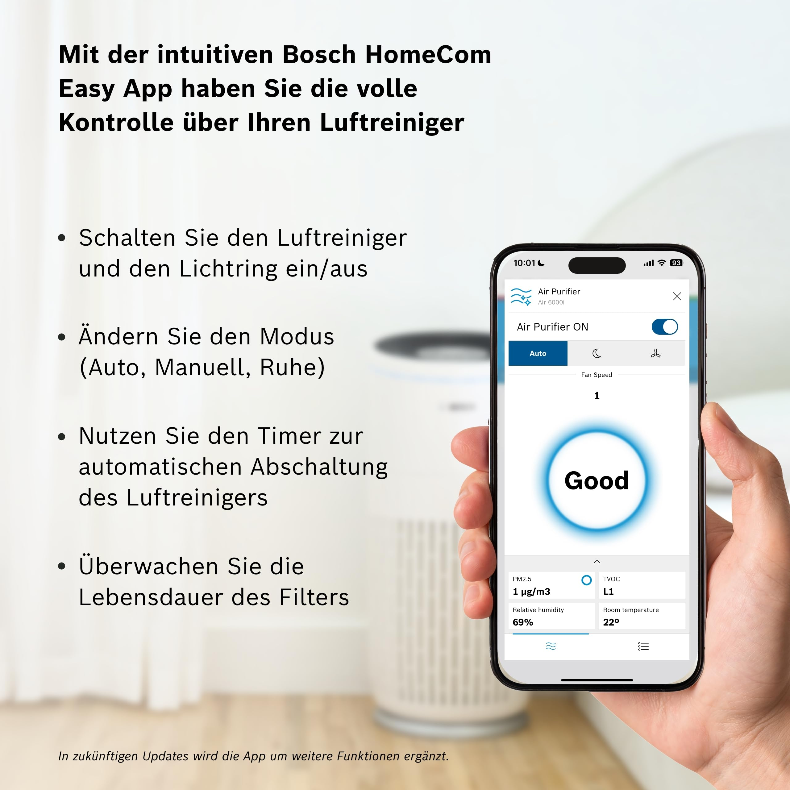 Eine Hand hält ein Smartphone mit einer Luftreiniger-App. Die App zeigt Luftqualität: PM2, Luftfeuchtigkeit, Temperatur.