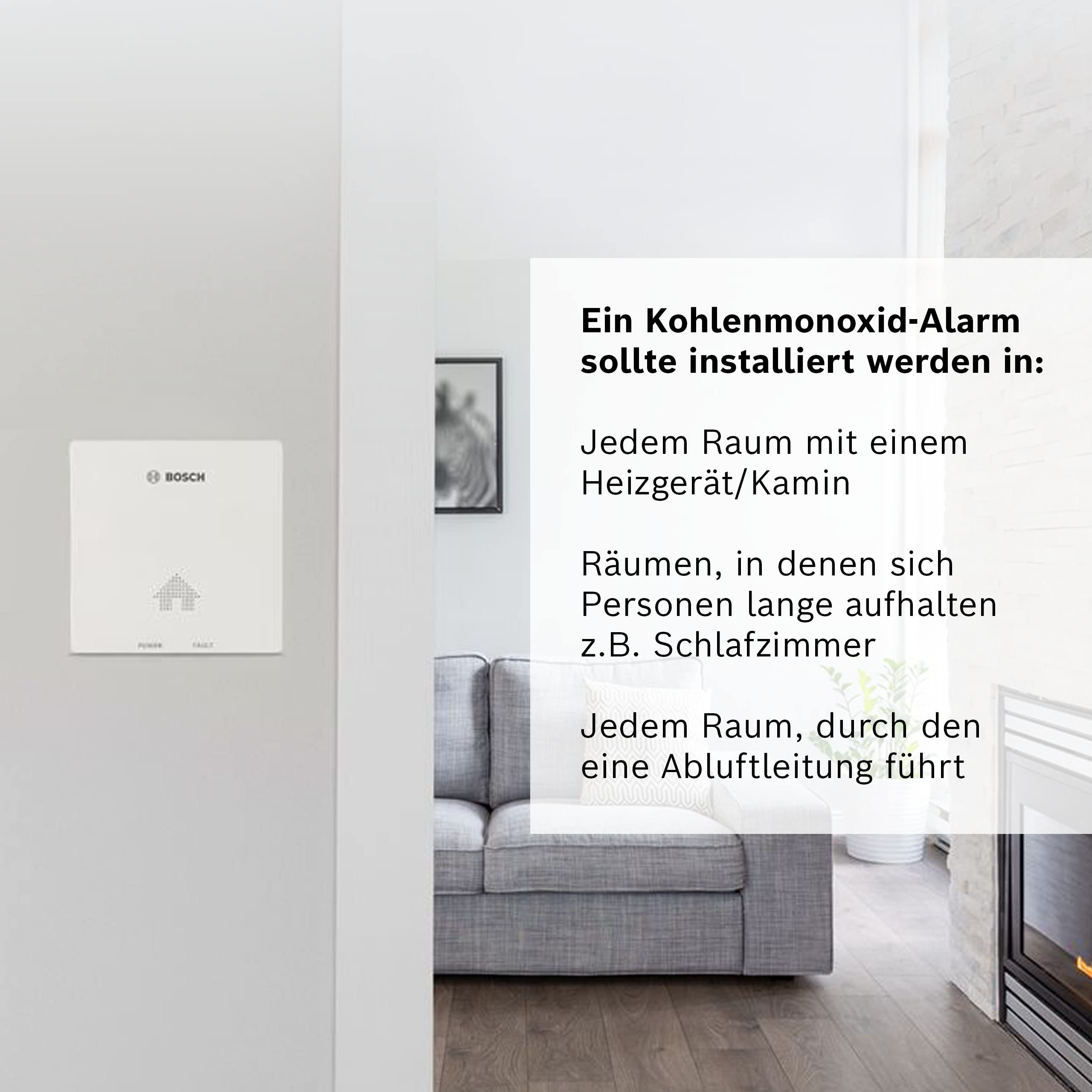 Ein Bosch Kohlenmonoxid-Alarm an einer Wand, neben einem Sofa.
