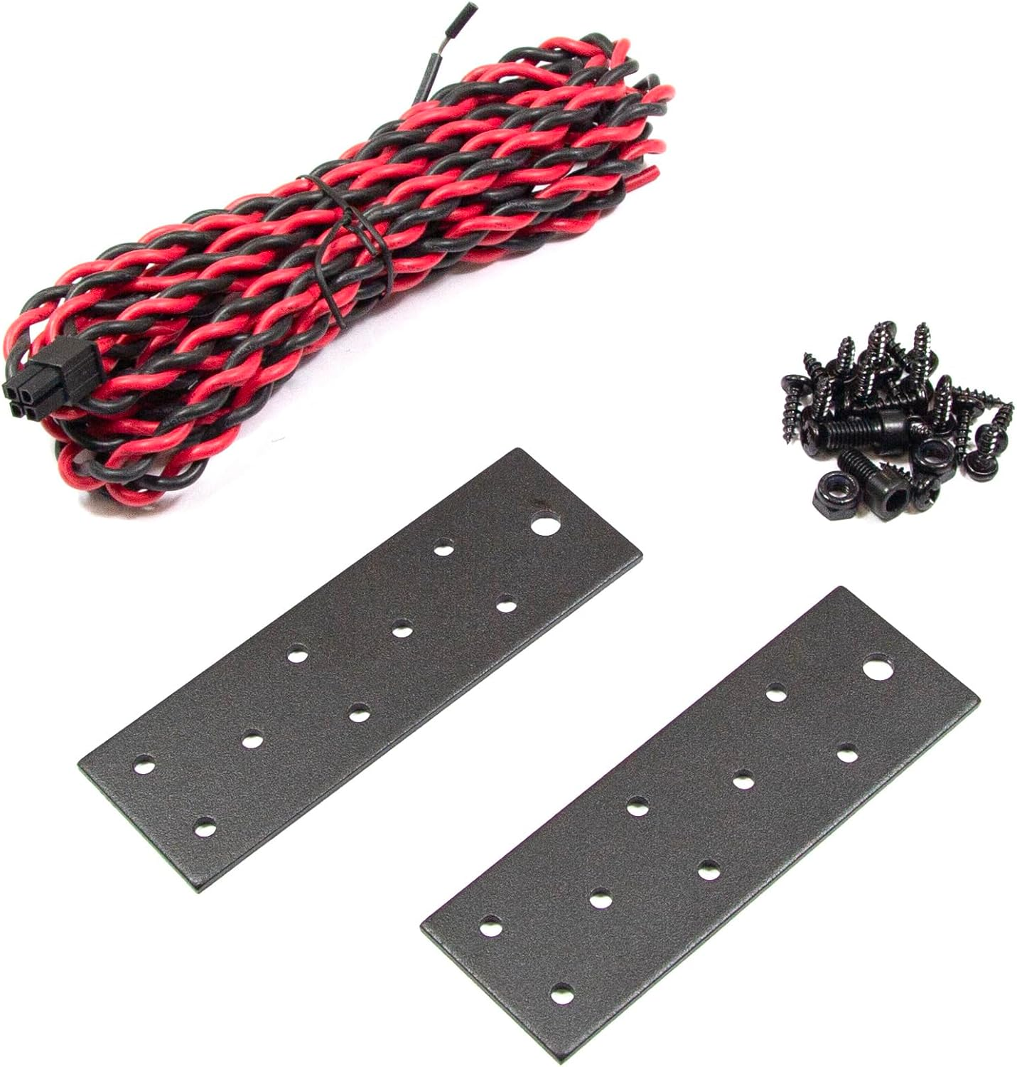Kabel, Schrauben und zwei Metallplatten auf weißem Hintergrund.