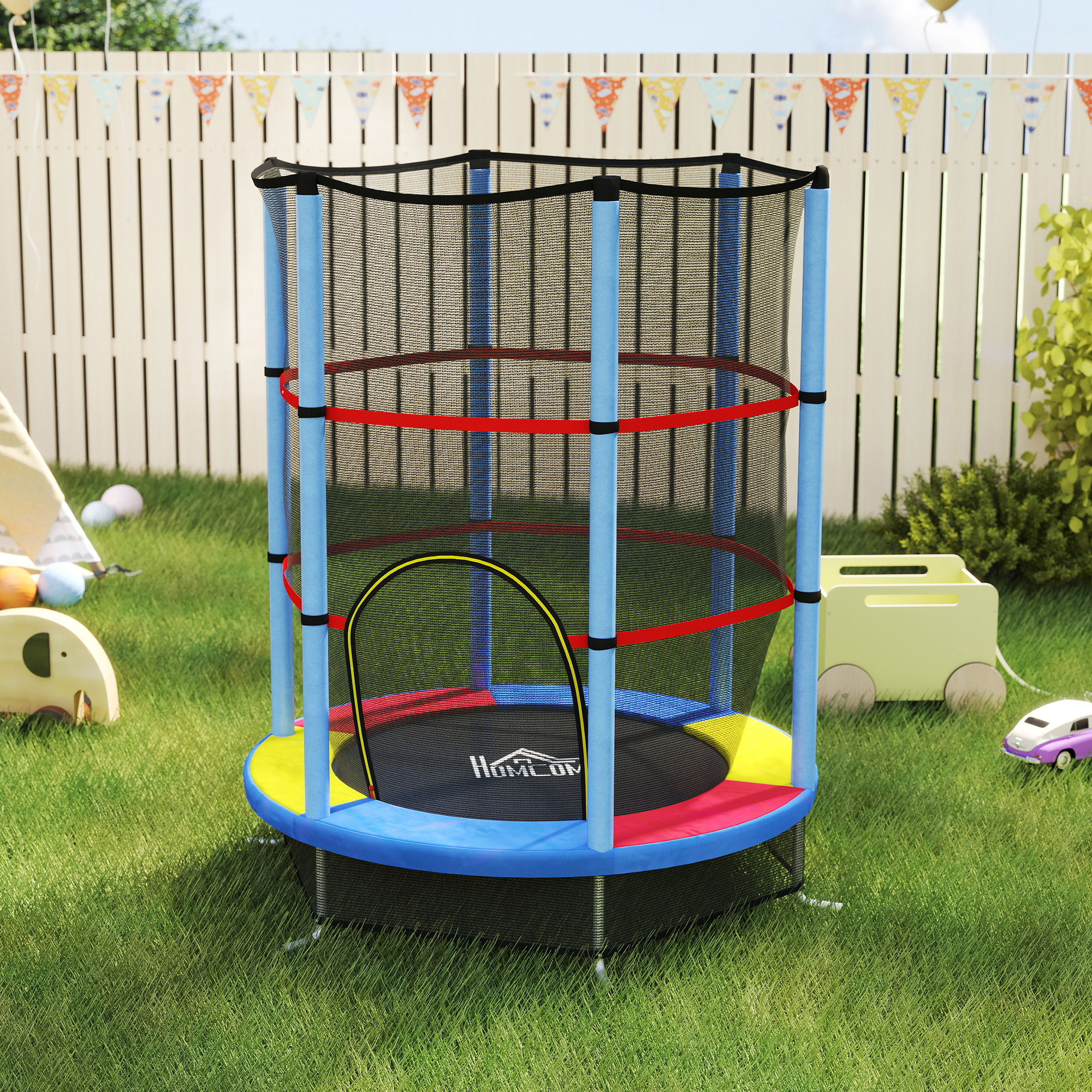 Un piccolo trampolino blu con rete di sicurezza su erba verde.