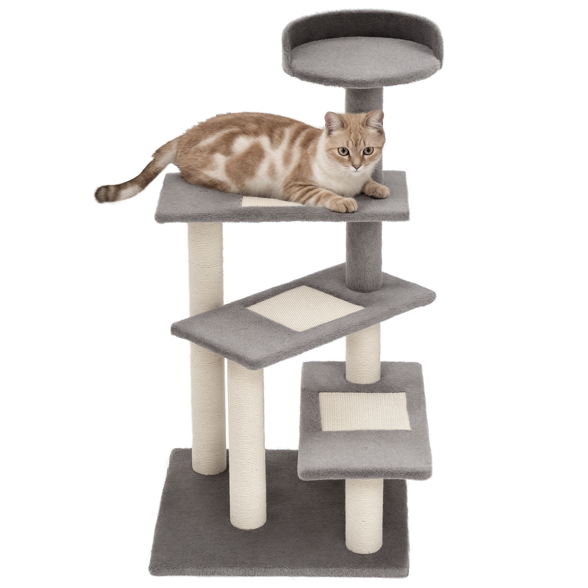 Un gatto marrone chiaro con macchie scure giace su un tiragraffi grigio a più livelli.
