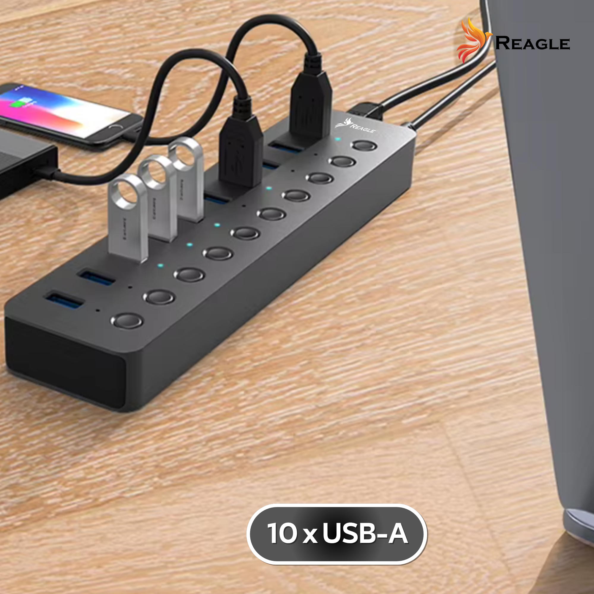 Czarny koncentrator USB z wieloma portami i podłączonymi urządzeniami, na drewnianej powierzchni.