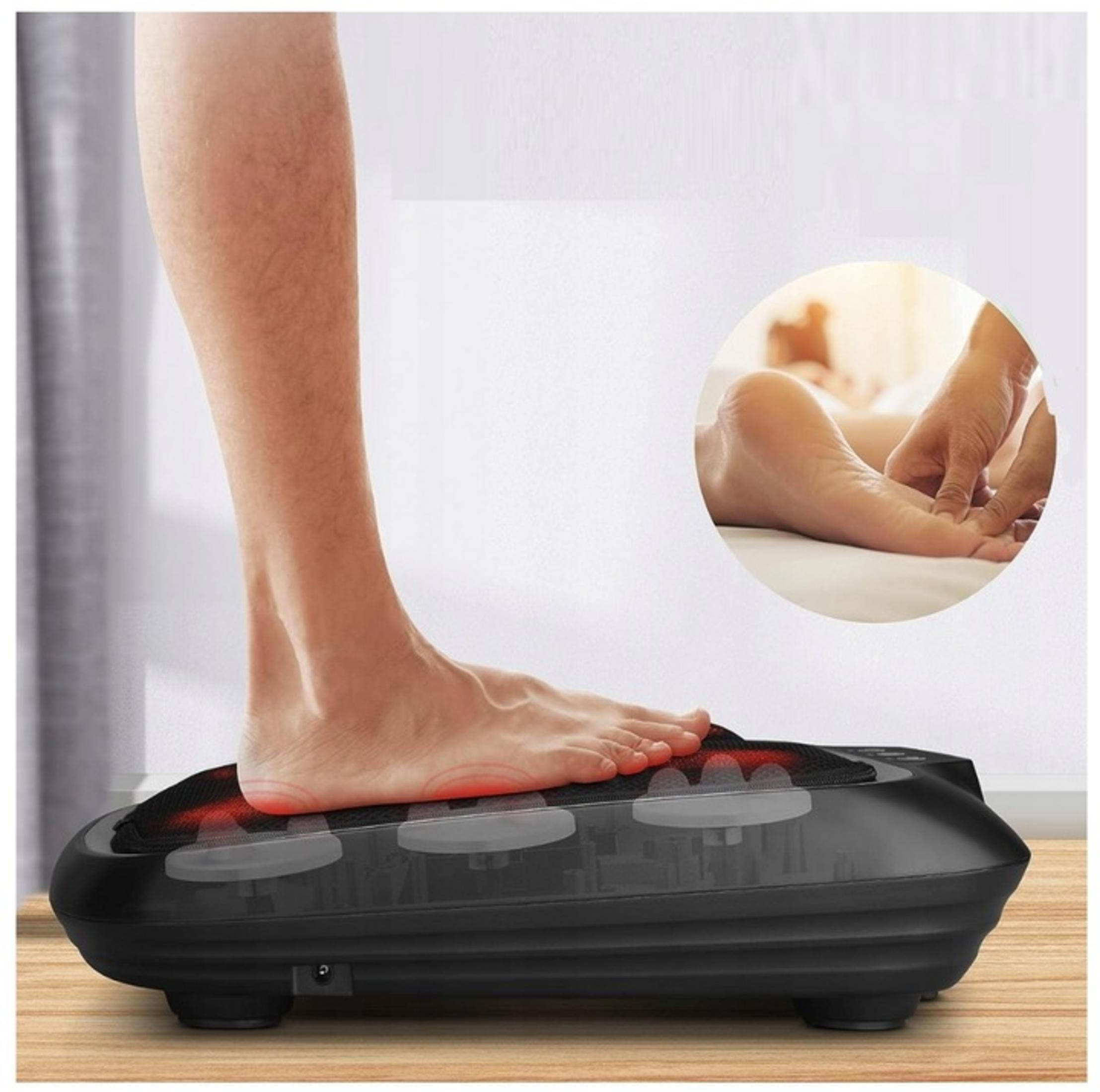 Ein Fuß ruht auf einem schwarzen Massagegerät. Ein Kreiseinsatz zeigt eine Fußmassage.