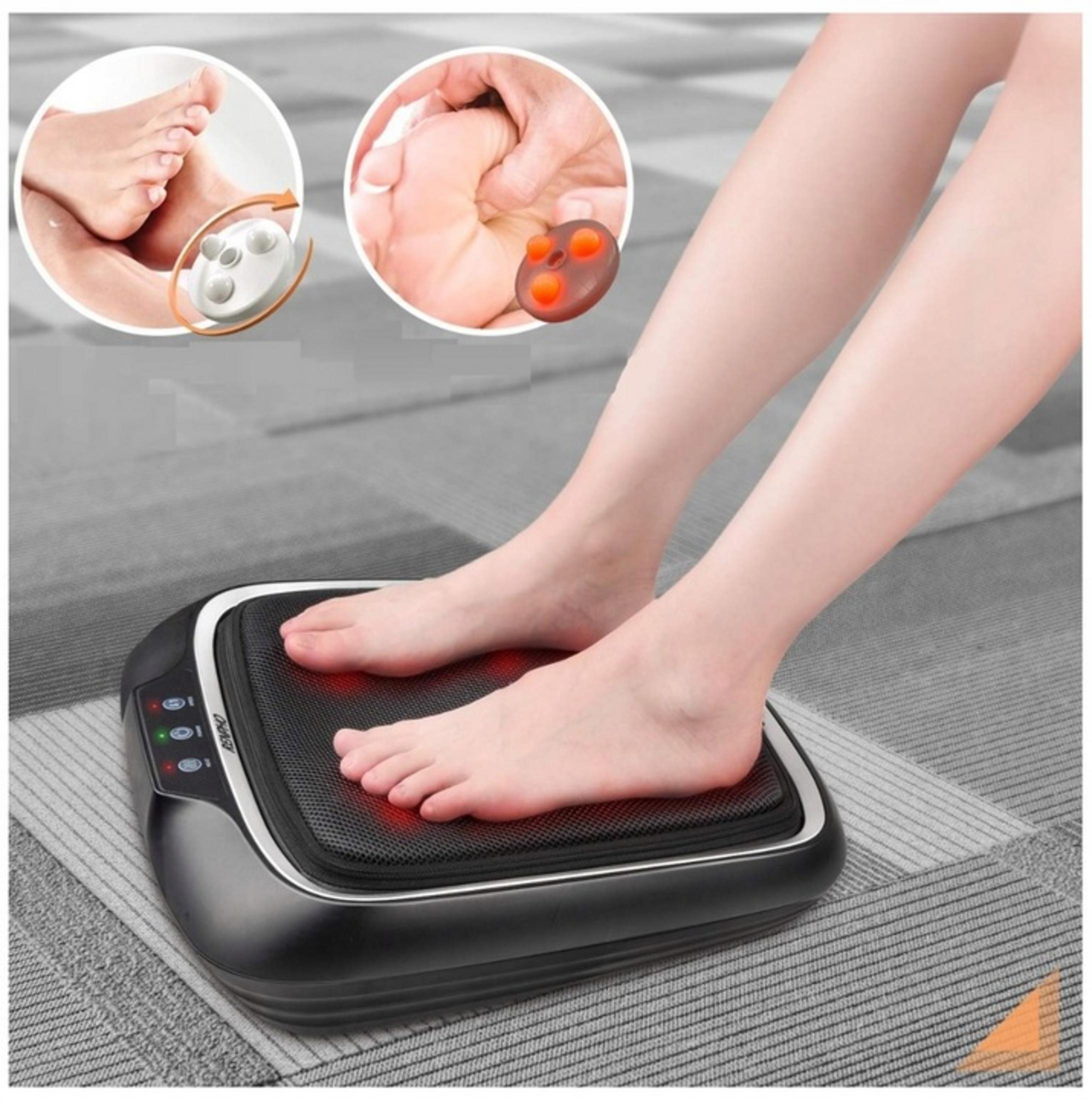 Fußmassagegerät mit roten Heizelementen, auf dem die Füße einer Person ruhen. Kreise zeigen Massagedetails.