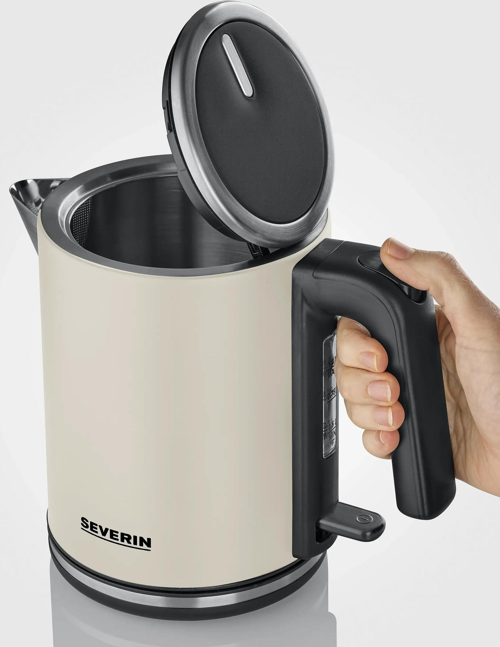 Een crèmekleurige Severin waterkoker met een open deksel en een handvat dat door een hand wordt vastgehouden.