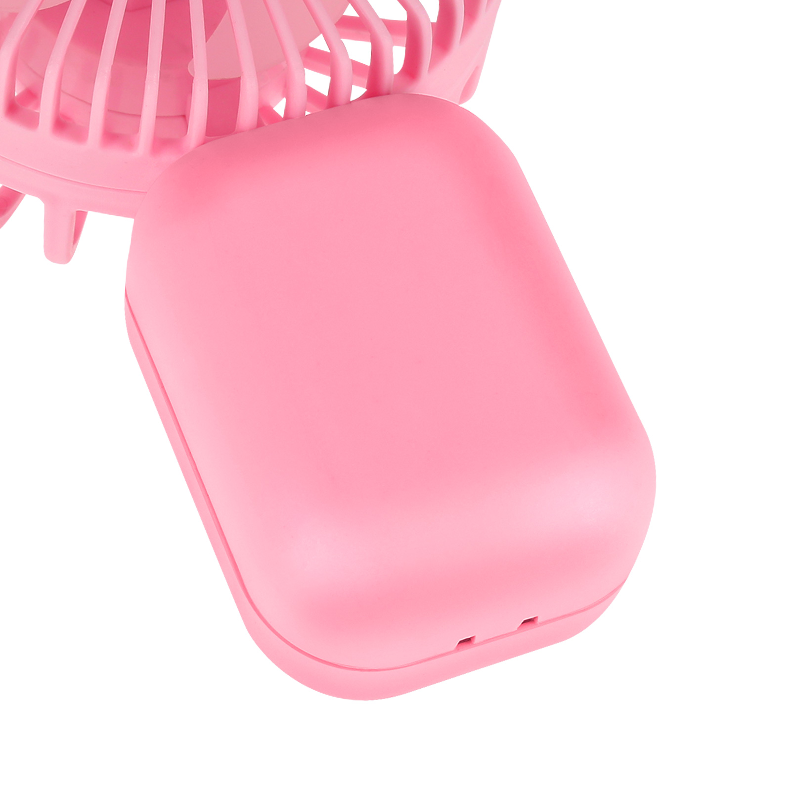 Ein kleiner, rosa Ventilator mit einem rechteckigen Gehäuse, isoliert auf weißem Hintergrund.