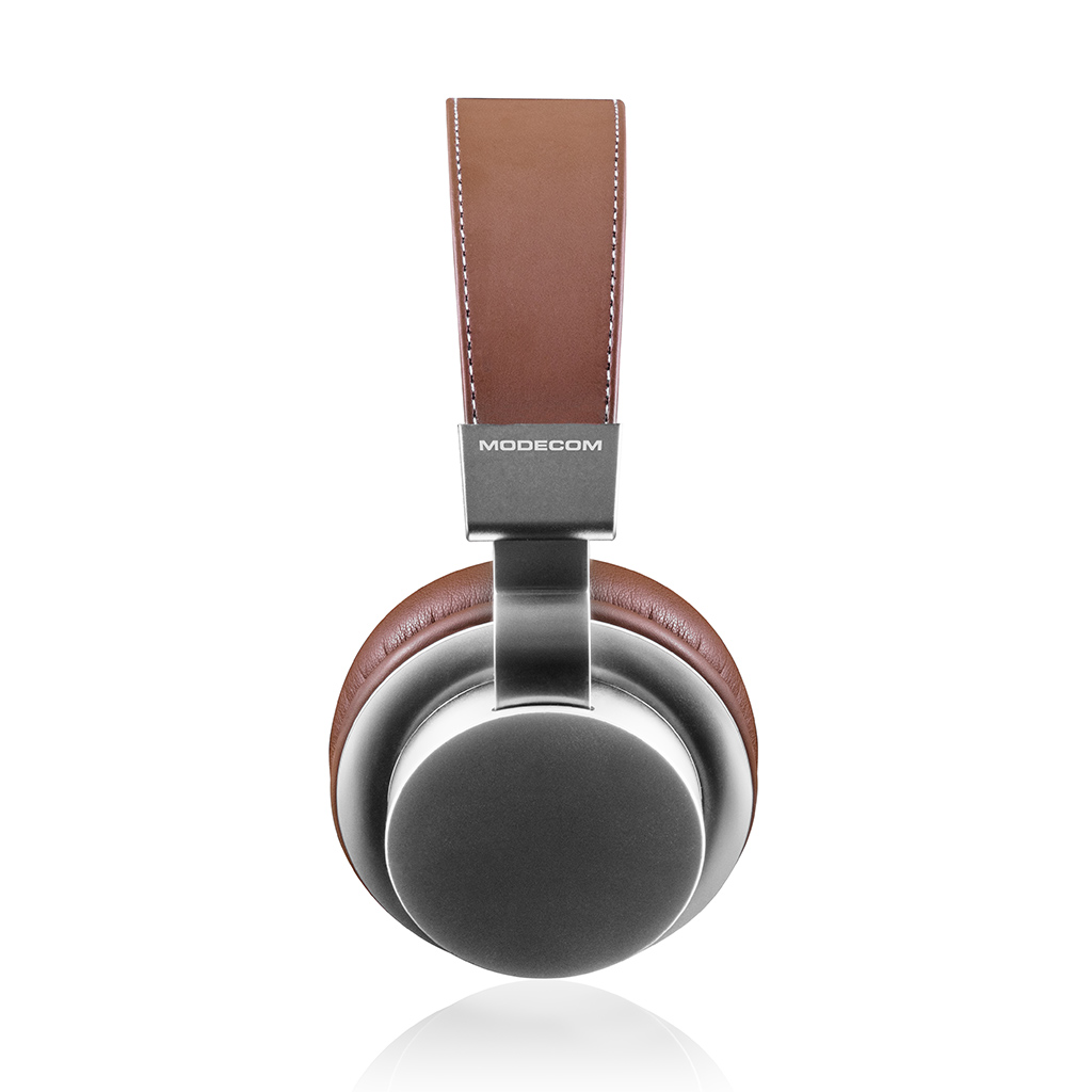 Pojedyncze słuchawki z brązową skórą i srebrnymi detalami na białym tle.