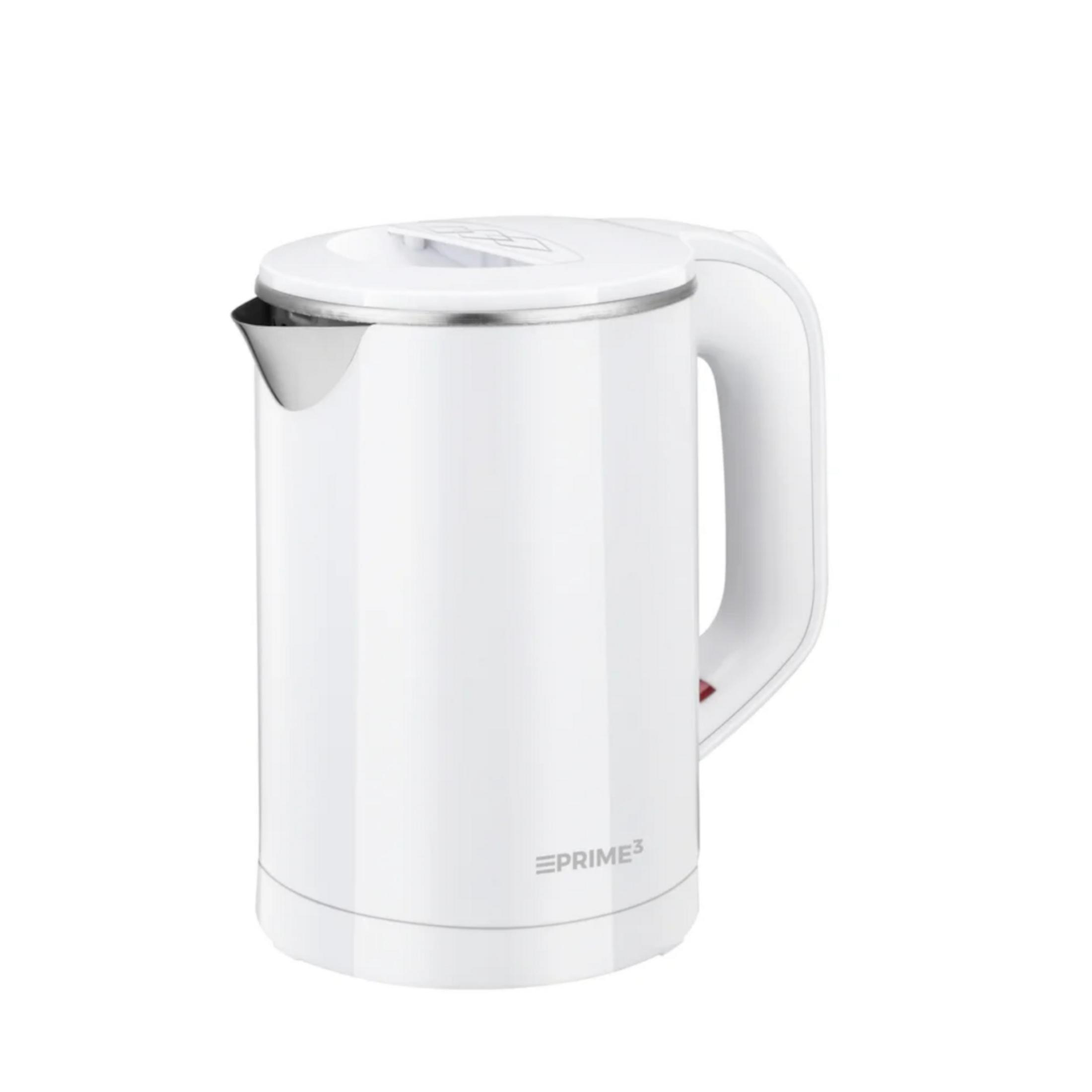 Biały czajnik elektryczny ze srebrną wylewką i rączką pokazany na białym tle.