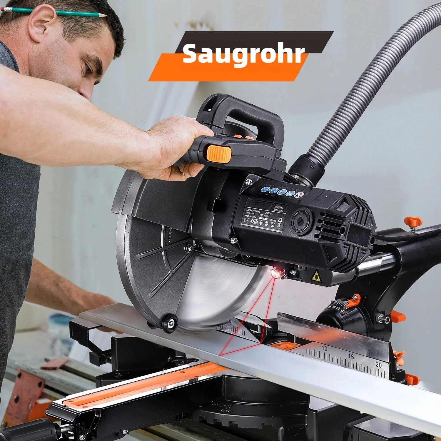 Ein Mann benutzt eine Kappsäge mit Laserführung und Staubsaugeranschluss.